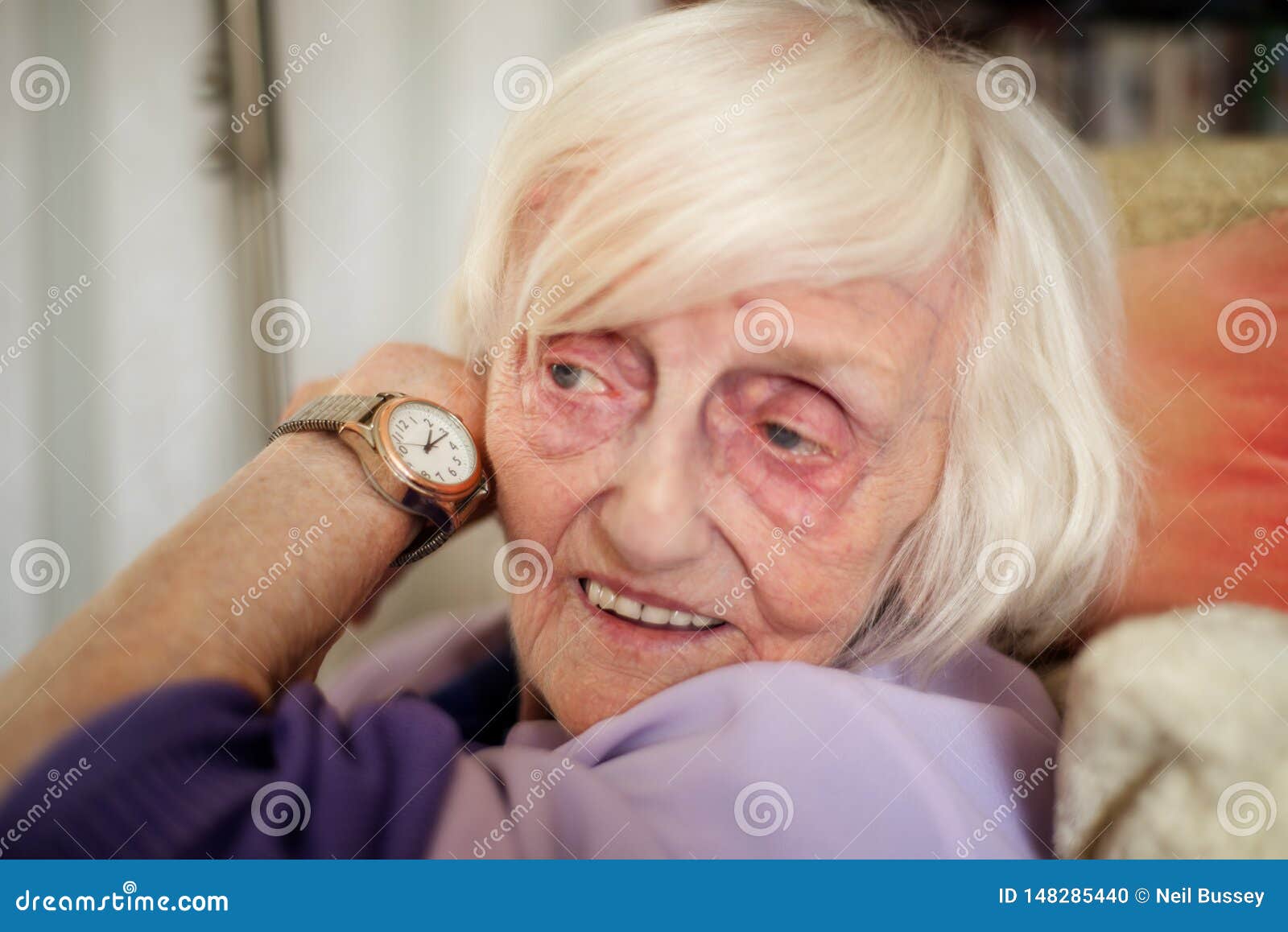 La Donna Anziana Cieca Ascolta Il Tempo Sul Suo Orologio Parlante  Fotografia Stock - Immagine di alterato, capelli: 148285440