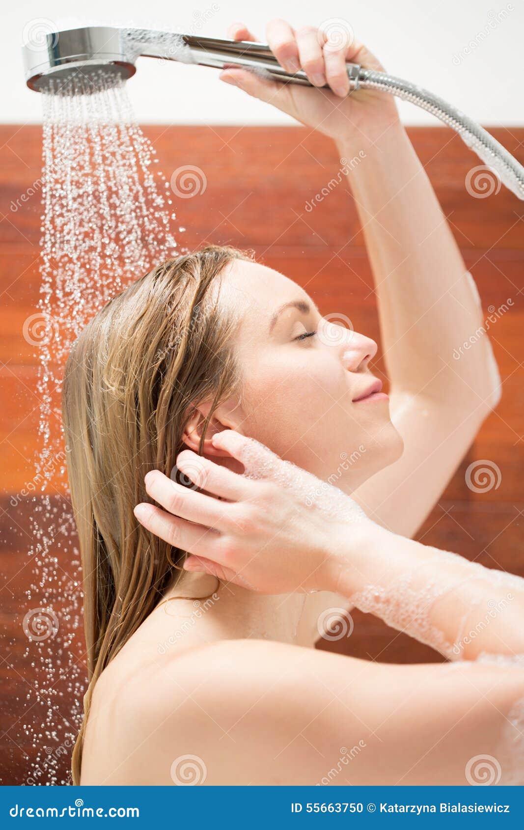 Женщину моют в душе. Девушка моет голову. Мытье волос в ванной. Мытье головы в душе. Моется под душем.