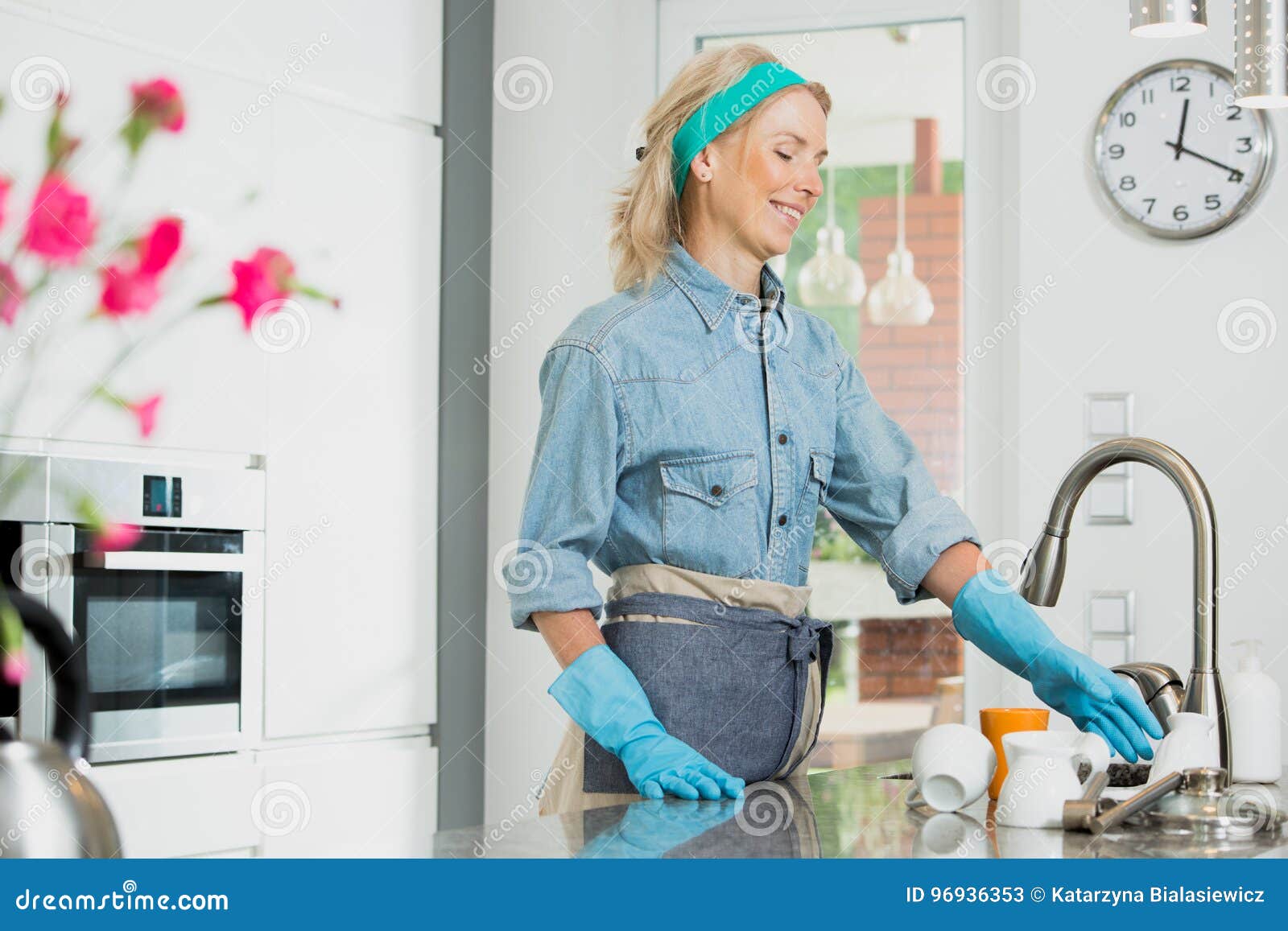 La donna prepara i piatti per pulire durante le funzioni domestiche in grande casa
