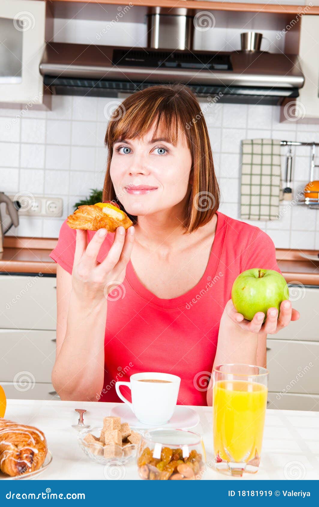 La donna sceglie la dieta sana. La giovane donna sceglie la dieta sana