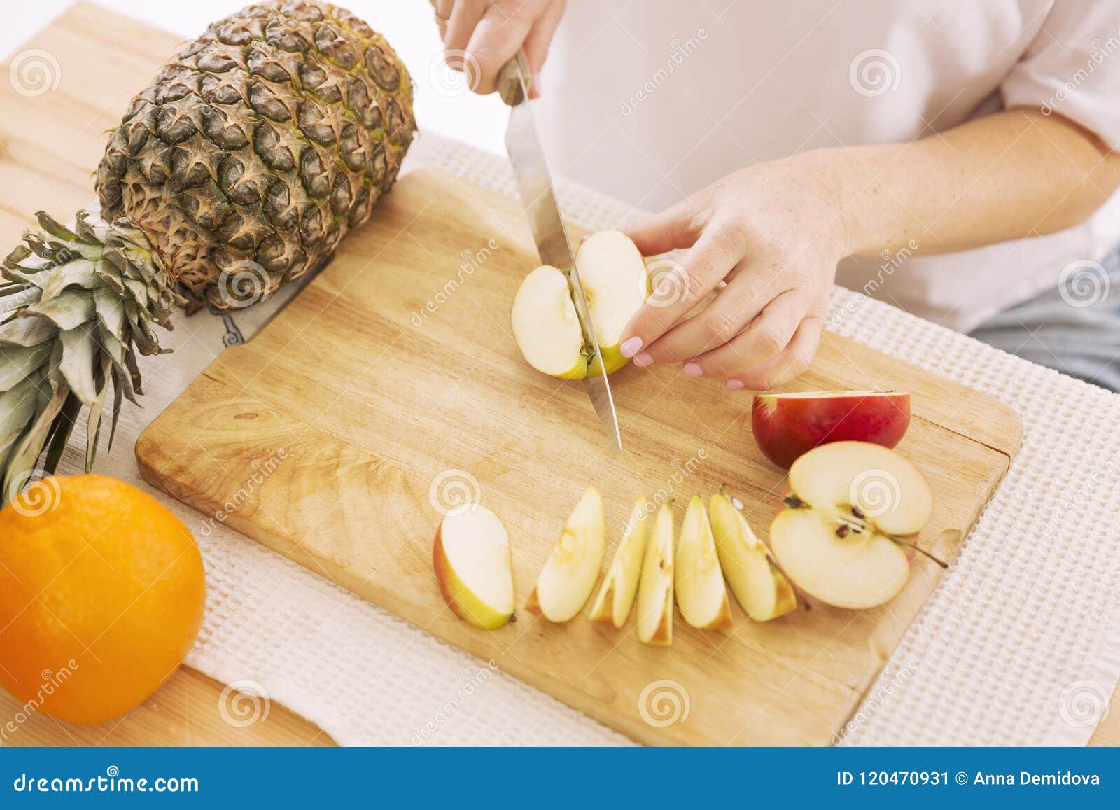 La Donna Taglia La Frutta Sulle Fette Su Un Tagliere Immagine Stock -  Immagine di freschezza, taglio: 120470931