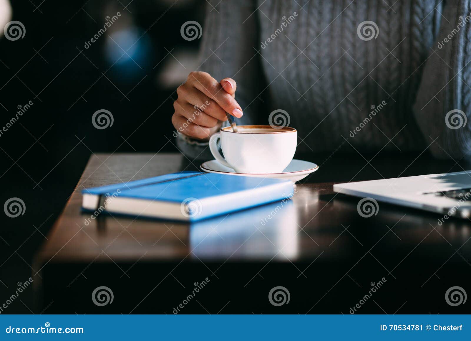 La Donna Tiene La Tazza Di Caffè Calda, Riscaldante Le Sue Mani Immagine  Stock - Immagine di portatile, ponticello: 70534781
