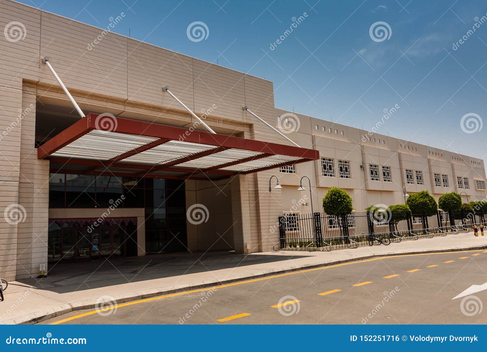 La escuela de American International en el rey Abdullah University del campus de la ciencia y de la tecnología, Thuwal, la Arabia. Rey Abdullah University de la ciencia y de la tecnología KAUST es una universidad privada de la investigación situada en Thuwal, la Arabia Saudita Fundada en 2009, la universidad proporciona la investigación y programas de entrenamiento graduados en inglés como la lengua oficial de la instrucción