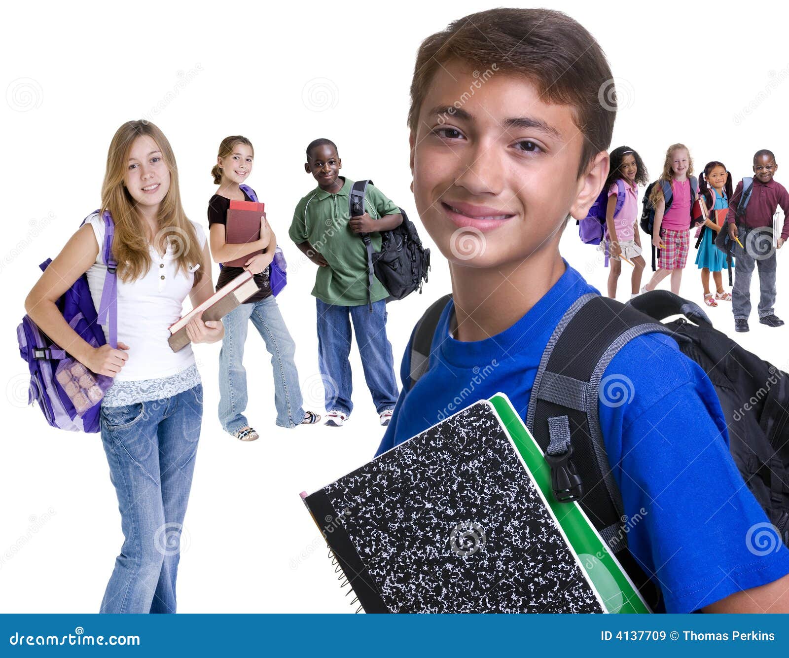 La escuela embroma diversidad. Los muchachos están listos para la escuela. Educación, familia, aprendiendo