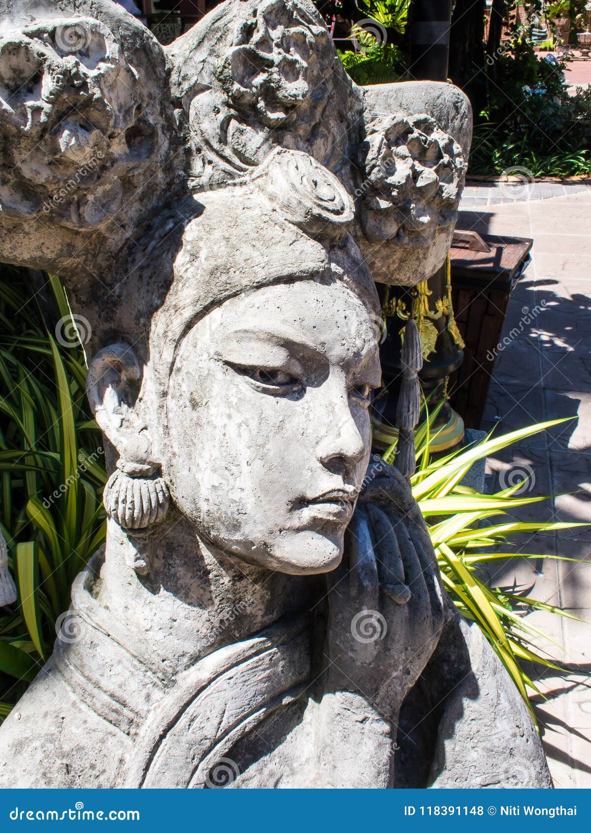 La estatua de la piedra que talla a la mujer hermosa en chino antiguo se viste