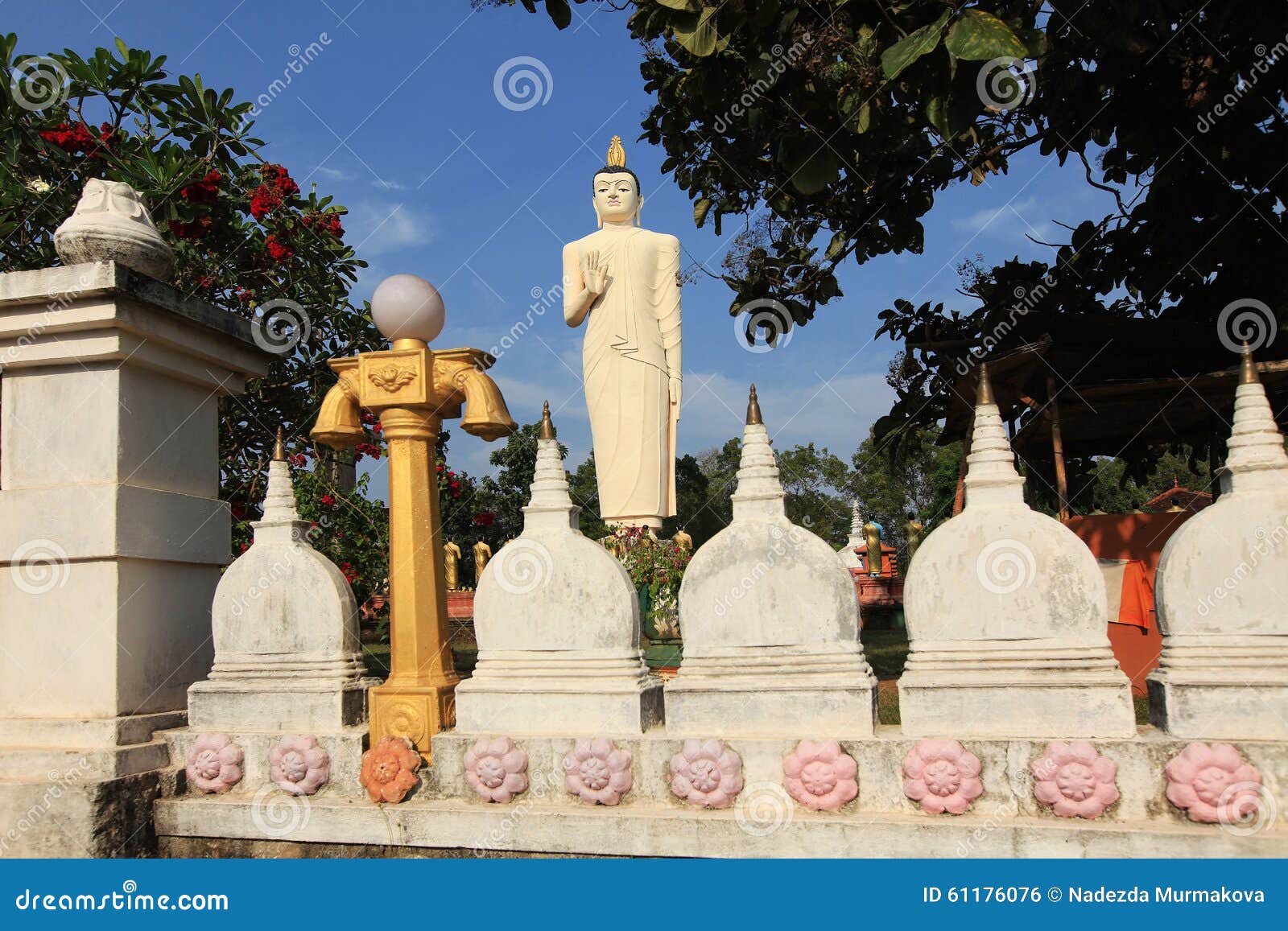 La estatua más alta de Buda con las estatuas de oro