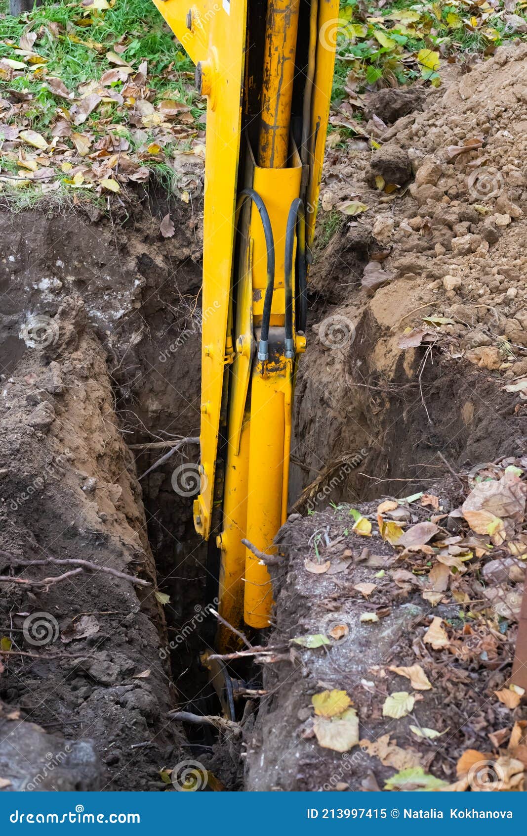 La Excavadora Excavará Un Agujero Para Una Fosa Séptica. Trabajar La  Máquina Con El Suelo Imagen de archivo - Imagen de dren, equipo: 213997415