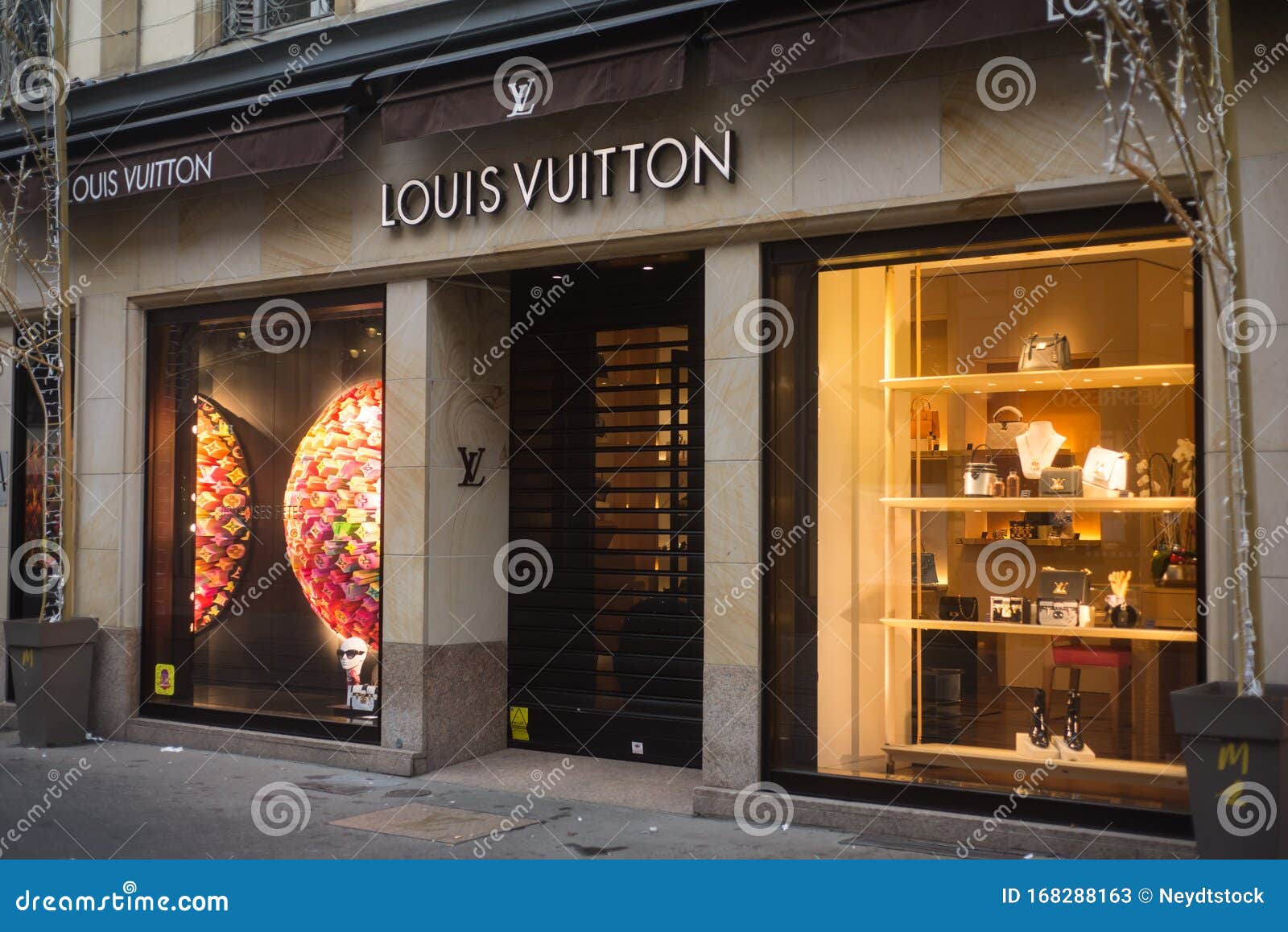 Louis Vuitton Stilista Di Lusso Finestre Di Negozi A Champs Elysees A  Parigi Francia - Fotografie stock e altre immagini di Vetro - iStock