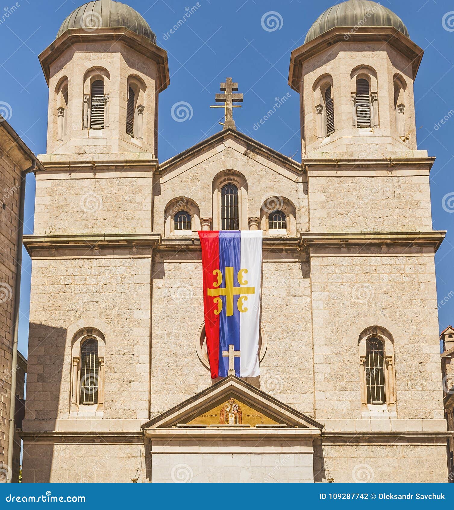 La fachada de la iglesia de San Nicolás en un día de verano en la ciudad vieja de Kotor, Montenegro. Esta imagen era Montenegro admitido