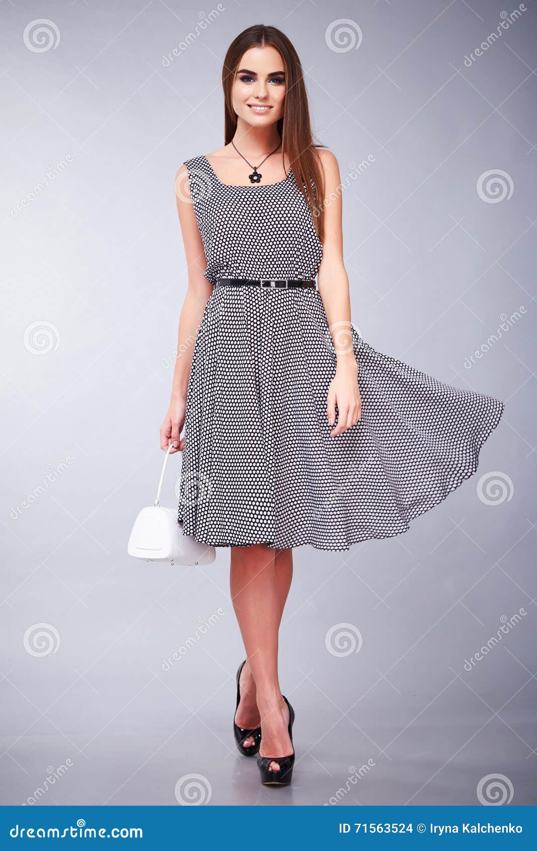 exprimir asentamiento presente La Falda De La Blusa Del Top Del Traje De Vestido De Negocios De La Mujer  Del Pelo Del Maquillaje Moreno Joven Atractivo Hermoso Foto de archivo -  Imagen de estudio, belleza: