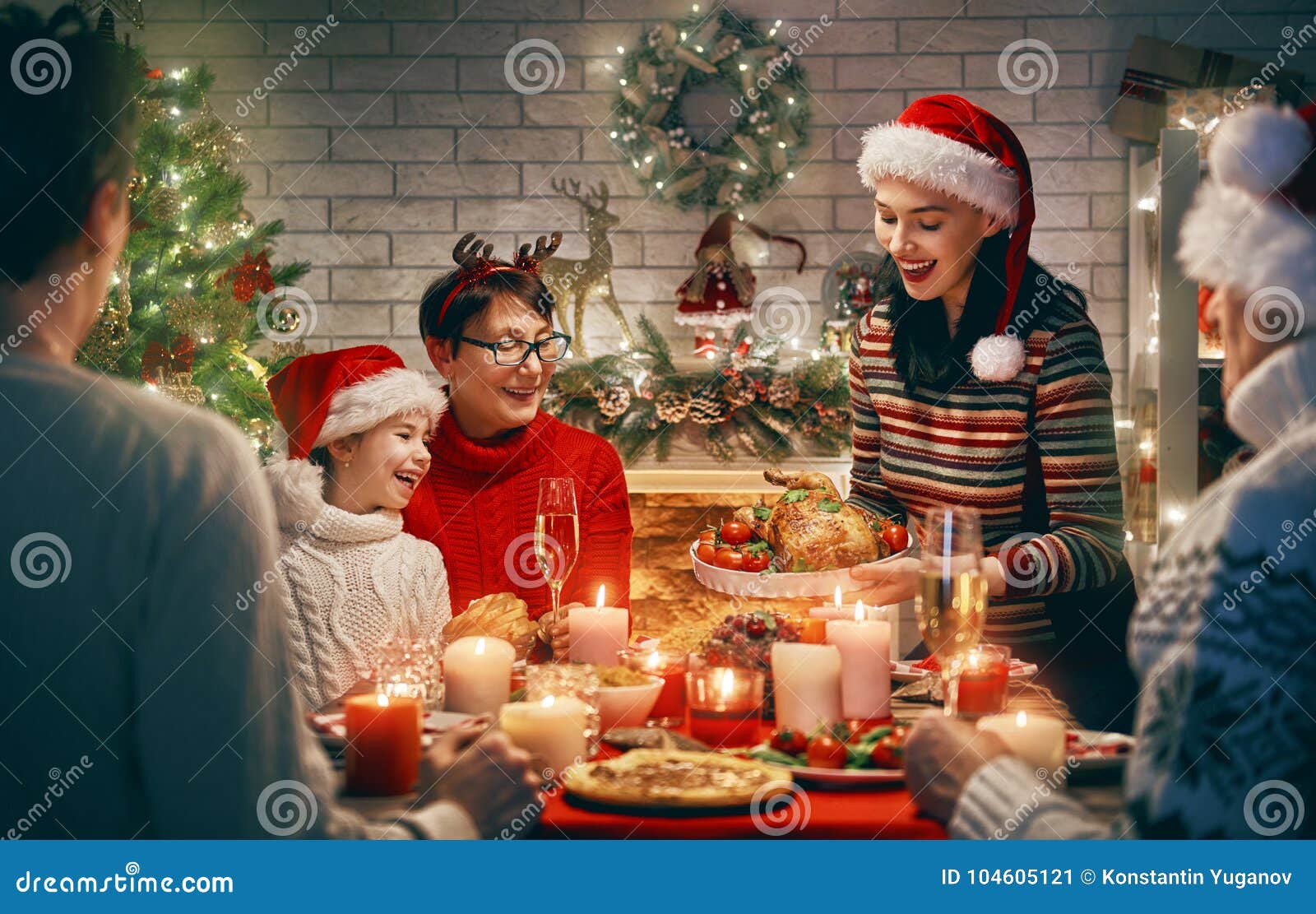 rumor Uva Día La Familia Celebra La Navidad Imagen de archivo - Imagen de acogedor,  partido: 104605121