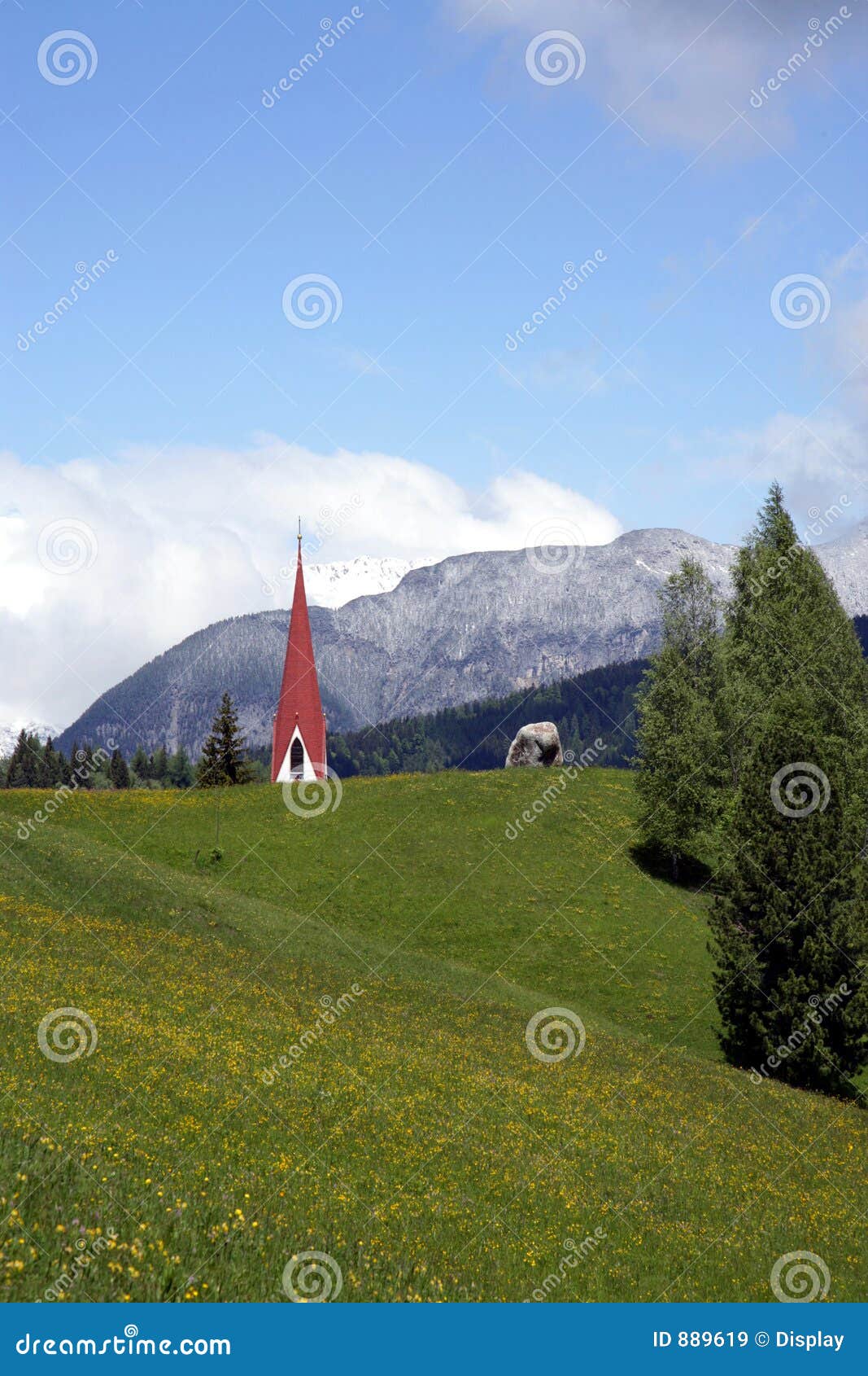 La fede può spostare le montagne. Guglia della chiesa nascosta nelle alpi.