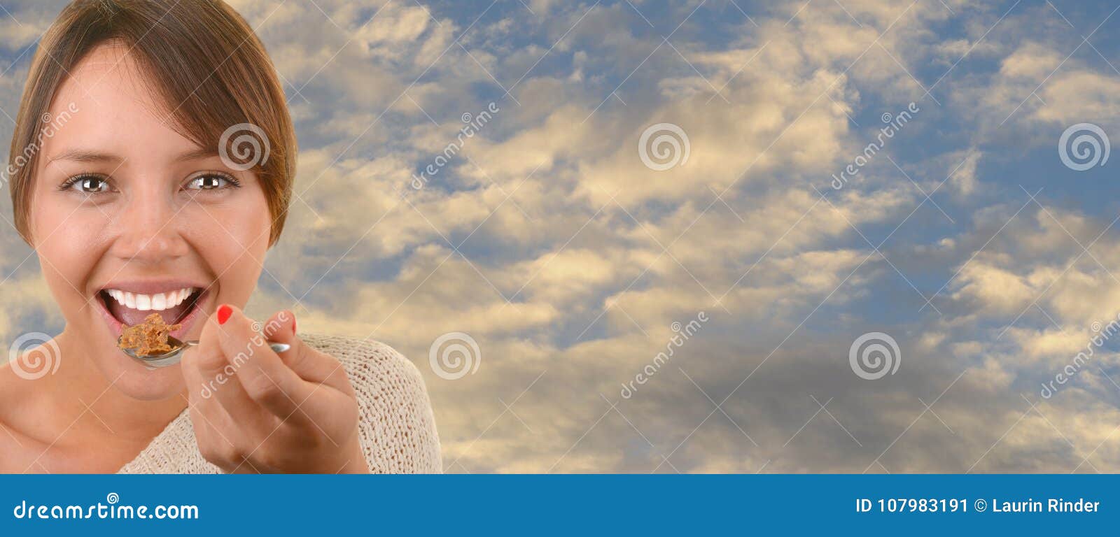 La femme apprécie le petit déjeuner dehors. La belle jeune femme latine apprécie son petit déjeuner dehors