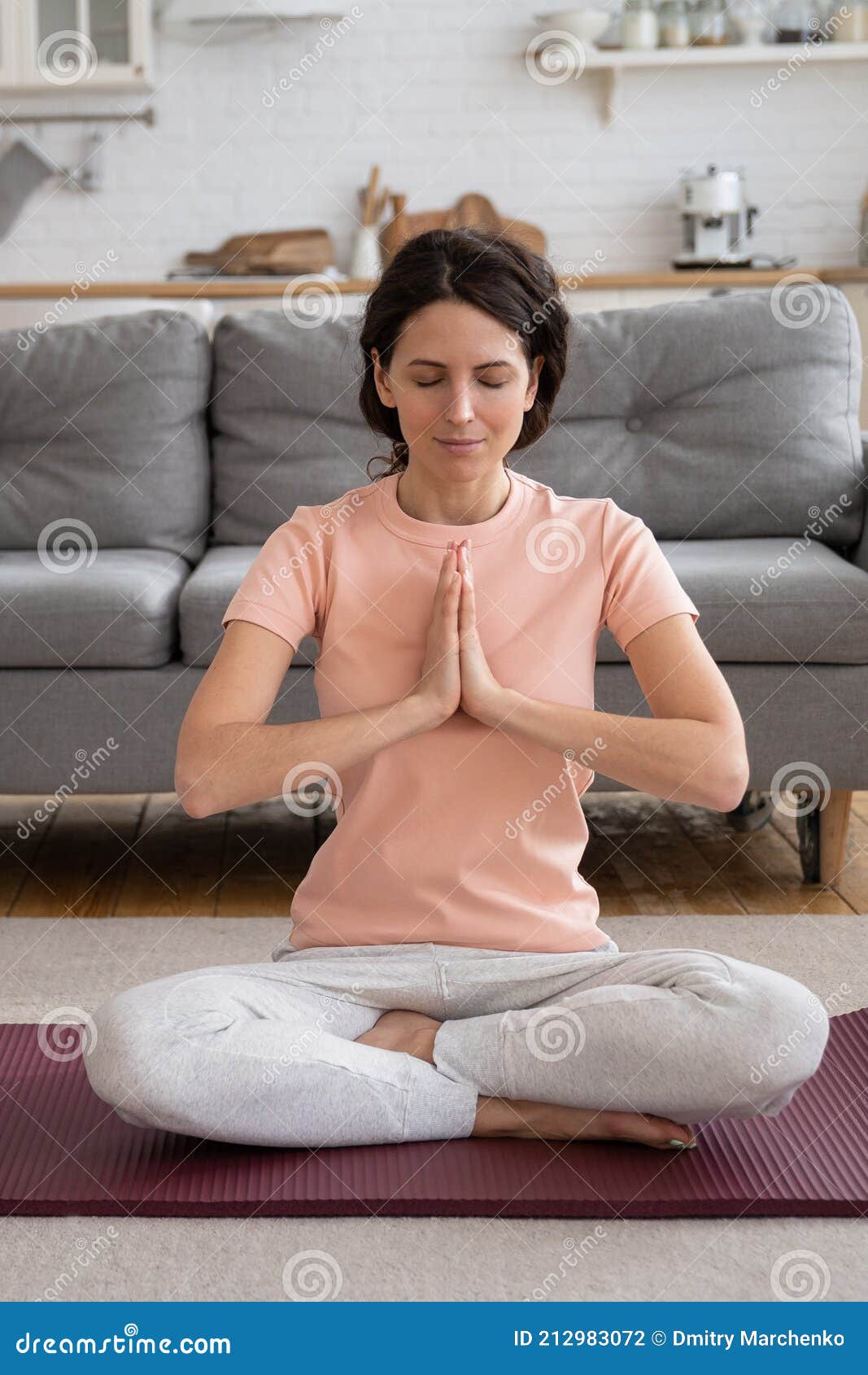 Femme Assise En Lotus Asana Et Faisant De La Méditation De Yoga