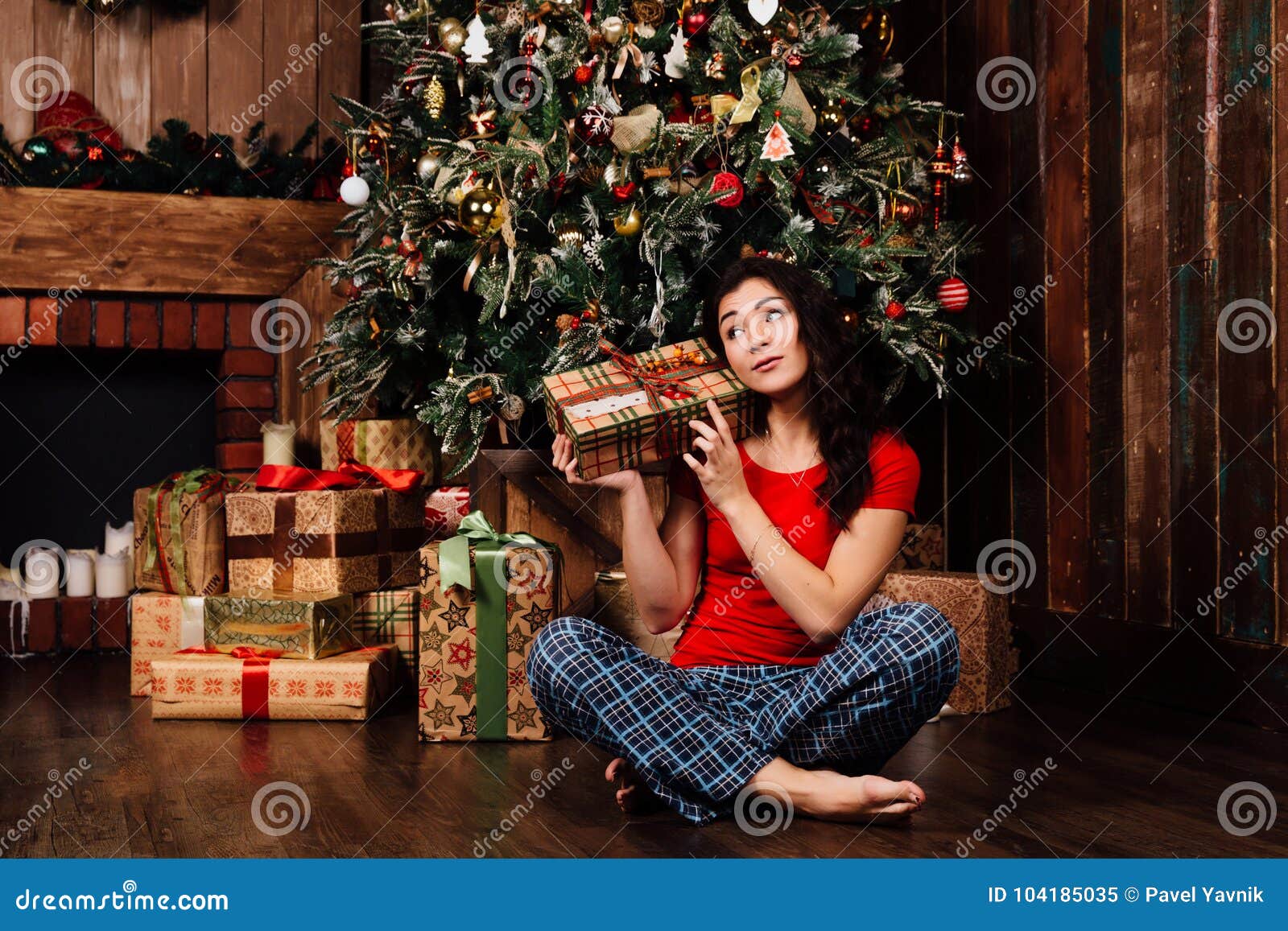 La Femme Avec La Boîte De Cadeau De Noël Sur Le Fond a Décoré L