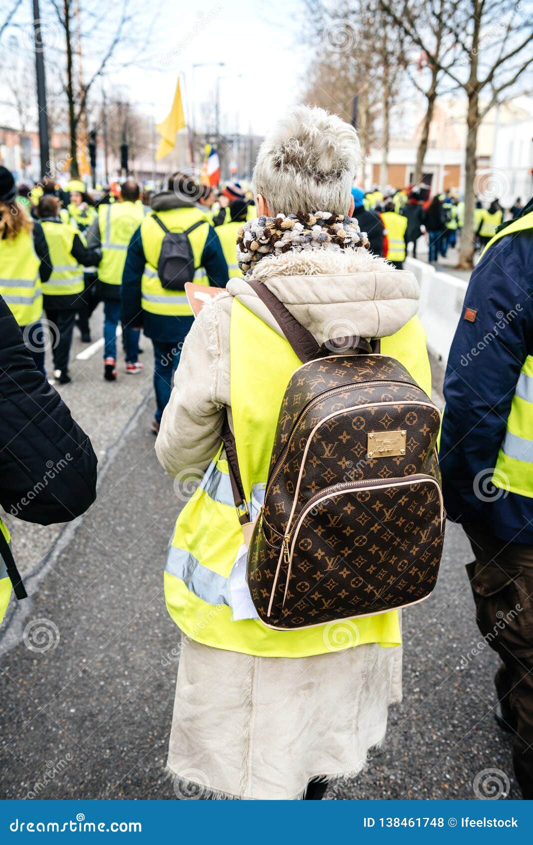 La Femme Avec Le Sac à Dos De Luxe De Louis Vuitton Aux Gilets Jaunes  Protestent Photo stock éditorial - Image du gilet, violence: 138461748