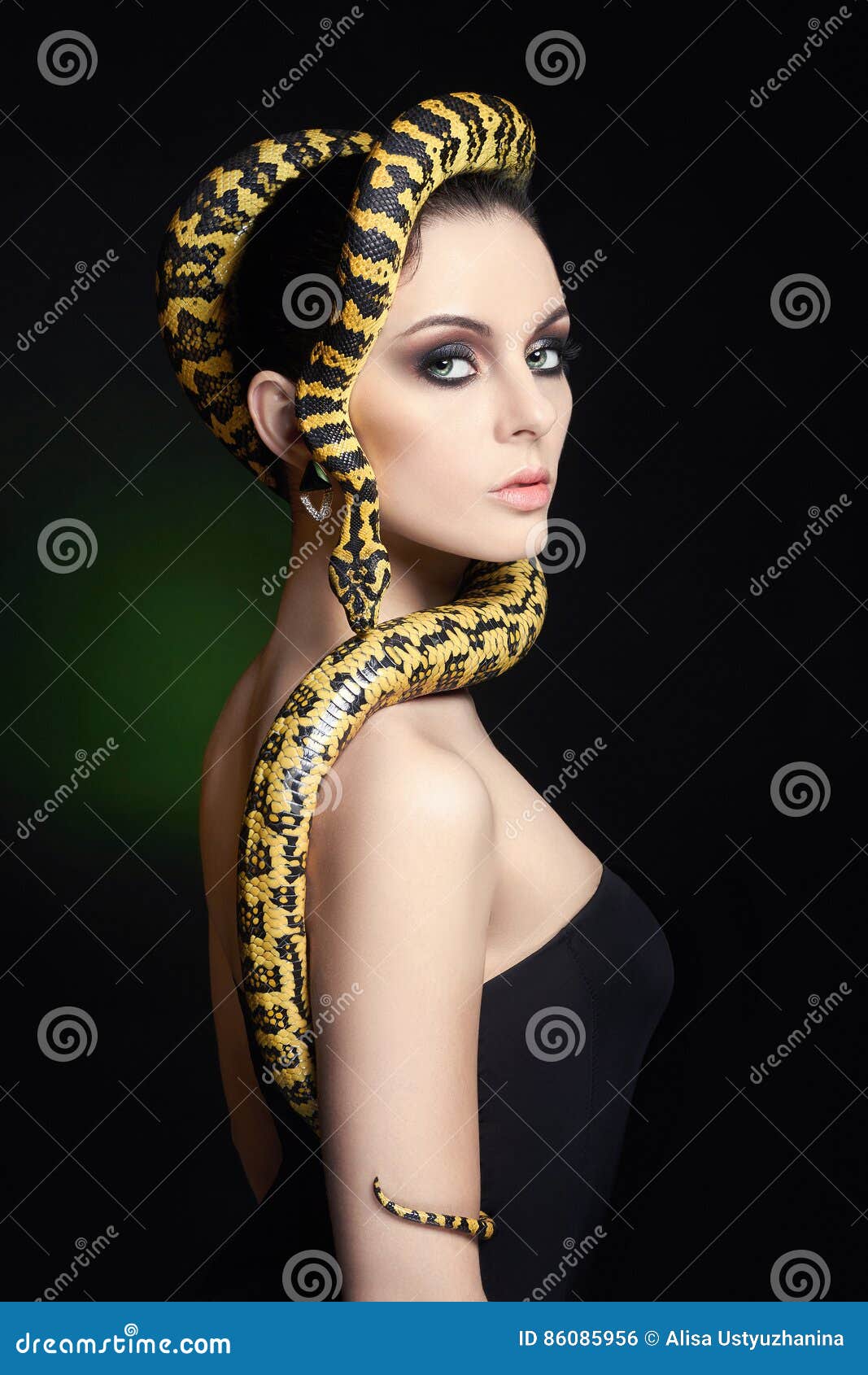 Femme serpent cheveux