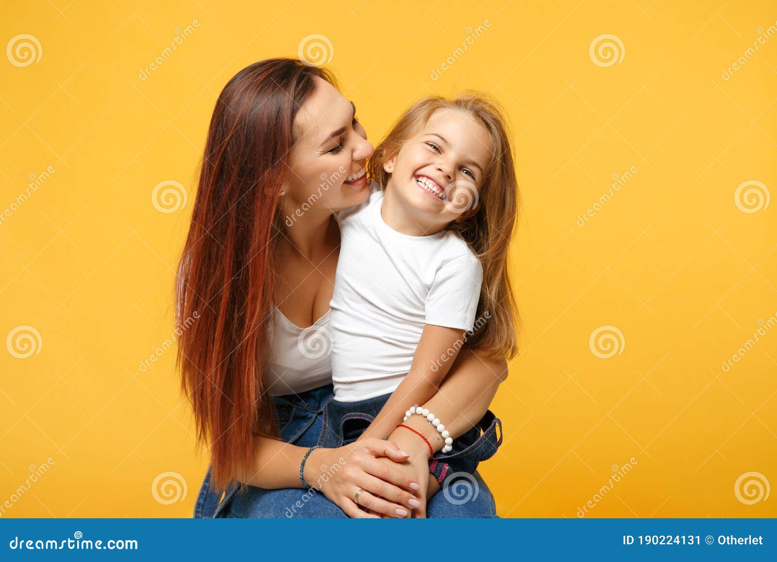 La Femme Dans Des Vetements Legers S Amusent Avec Le Bebe Mignon D Enfant Pendant 45 Ans Fille De Petit Enfant De Mere Isolee Sur Image Stock Image Du International Frais
