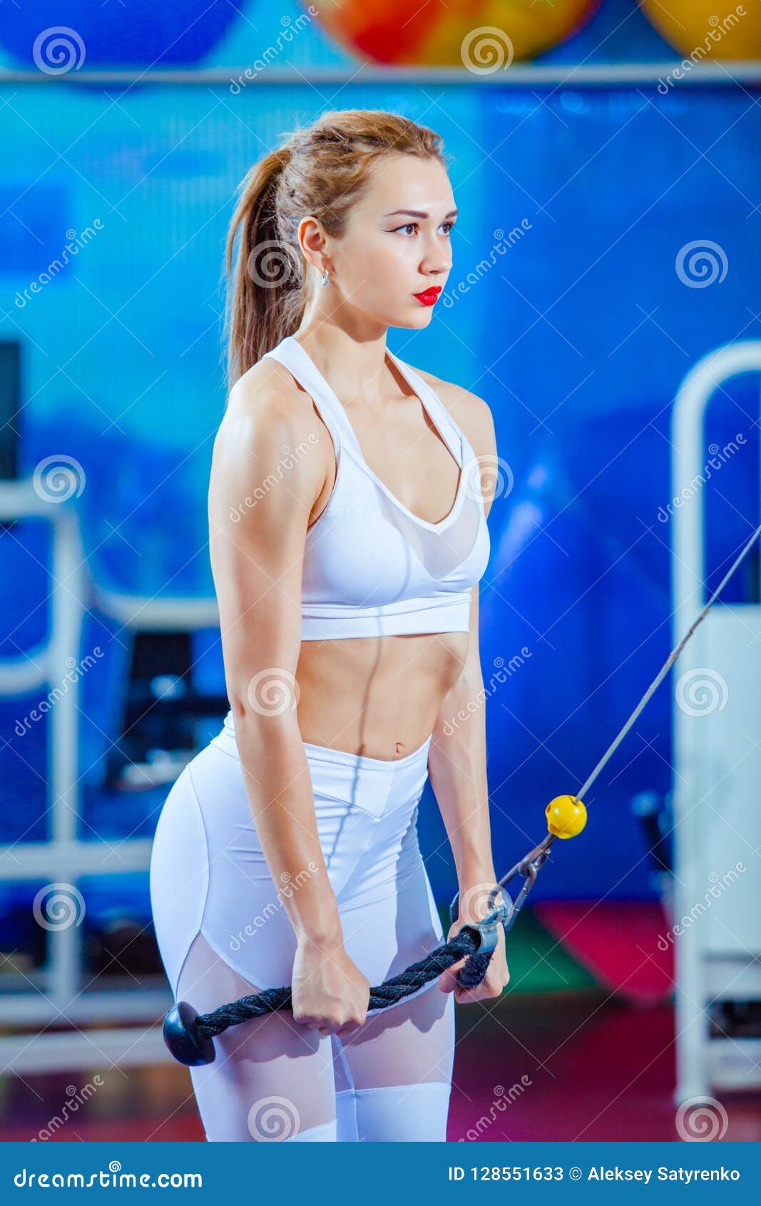 La Femme De Forme Physique Faisant Le Triceps S Exerce Dans Le