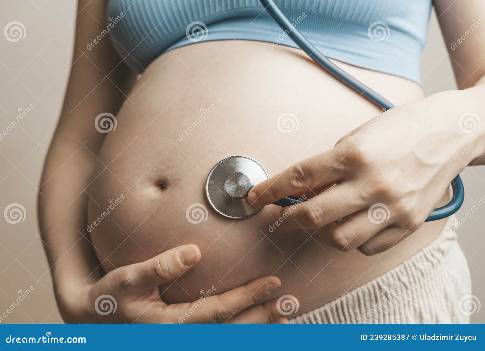 La Femme Enceinte écoute Les Battements Cardiaques Et Les Mouvements Du  Bébé Avec Un Stéthoscope, Un Fétoscope Ou Une Corne à Pinc Image stock -  Image du sain, médecine: 239285387