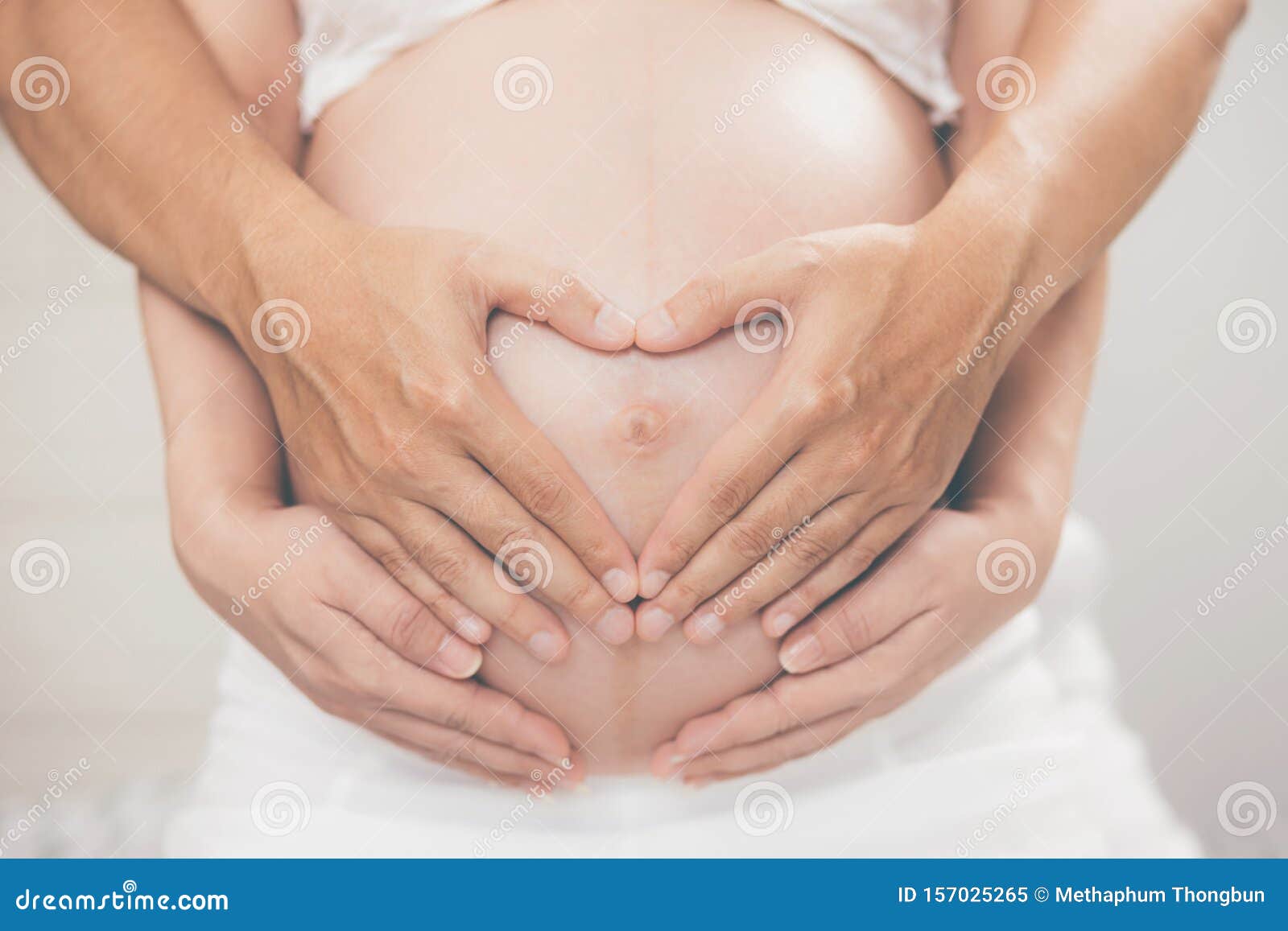 La Femme Enceinte Et Son Mari Se Frottent La Main Dans Le Ventre Le Coeur En Forme De Montre L Amour Pour Le Bebe Dans Le Ventre Image Stock Image Du Horizontal La Femme Enceinte Et Son Mari Se Frottent La Main Dans Le Ventre Le Coeur En Forme De Montre L Amour Pour Le Bebe Dans Le Ventre Image Stock Image Du Horizontal