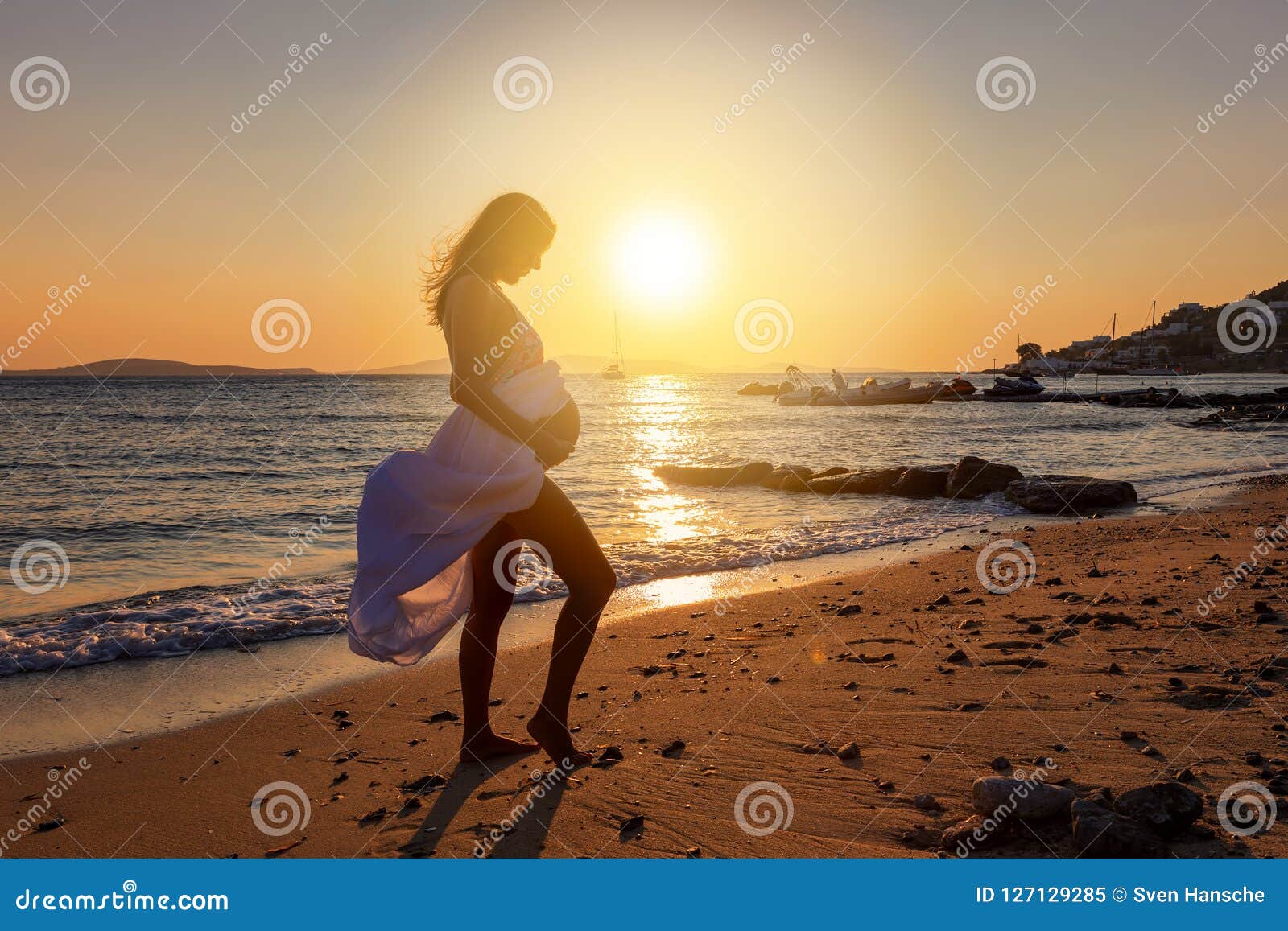 Enfants Utilisant Une Tablette Lors De Voyages Avec Fond De Plage