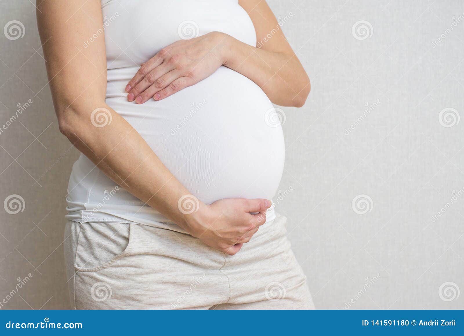 La Femme Enceinte Tient Des Mains Sur Le Ventre Sur Le Fond Clair Concept  De Grossesse, De Maternité, De Préparation Et D'attente Photo stock - Image  du prise, prises: 141591180