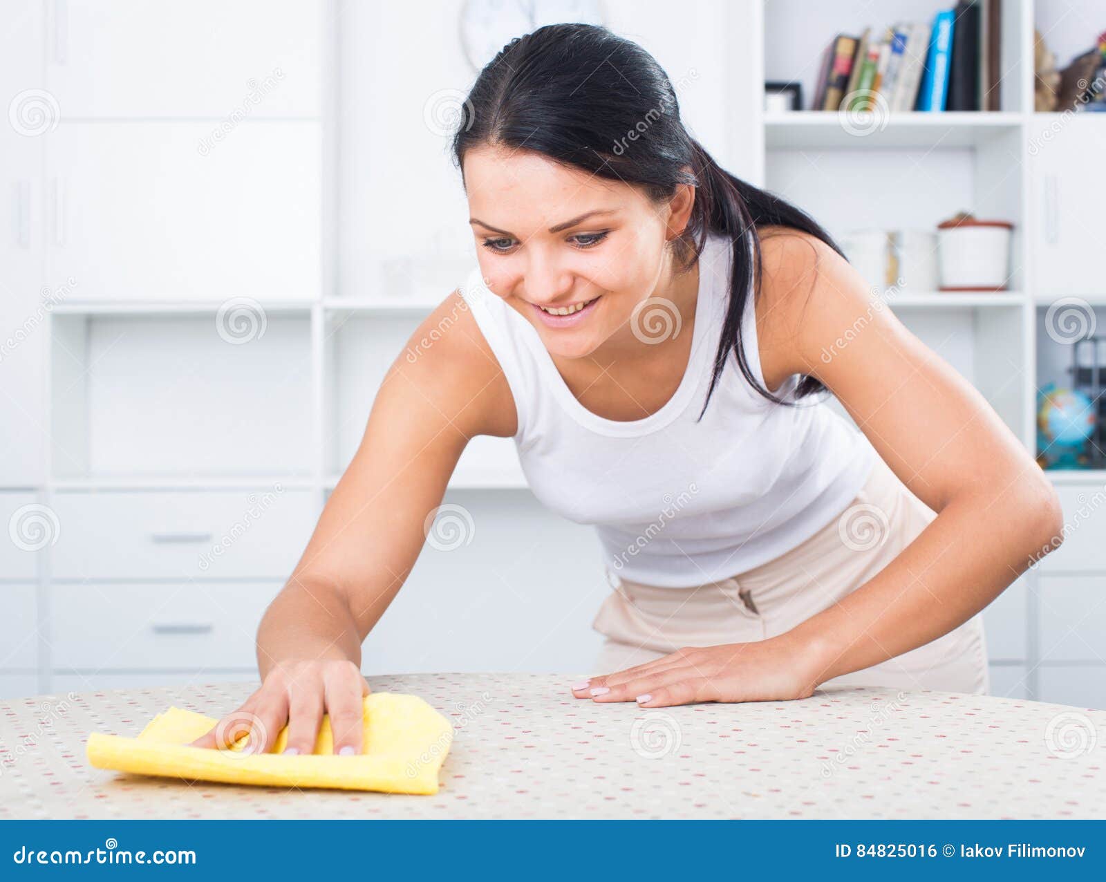 La Femme Essuie Des Meubles De La Poussière Photo stock - Image du  intérieur, modifié: 84825016