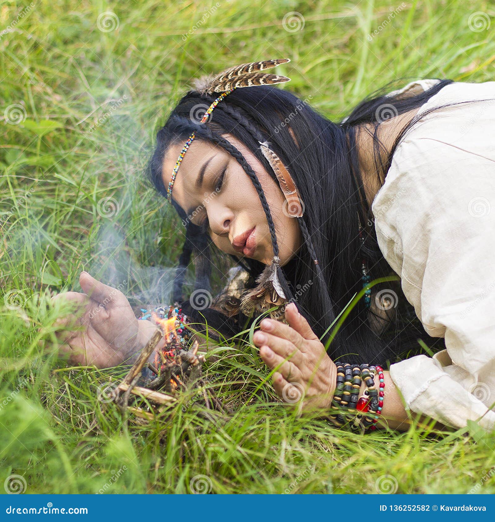 La Femme Indienne Fait Un Feu Sur L'herbe Photo stock - Image du