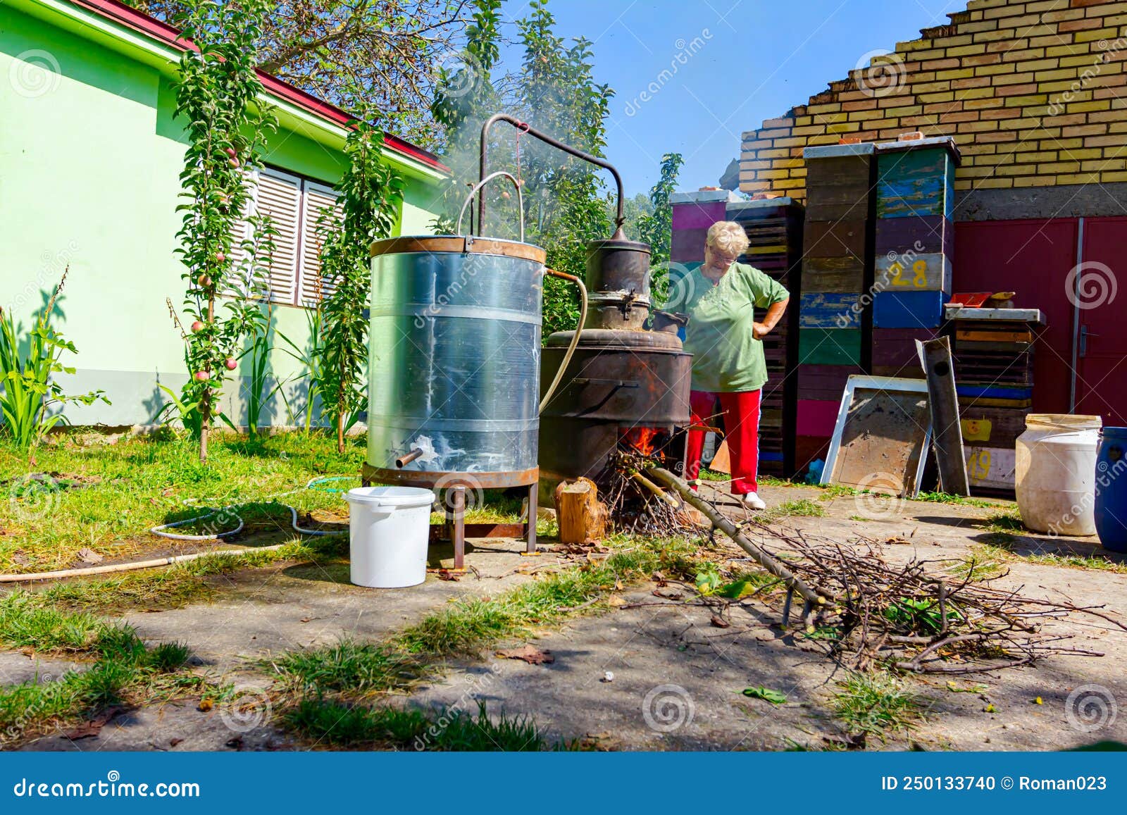 La Femme Mélange Manuellement La Marc De Fruits Dans L'appareil De  Distillation Pour Fabriquer De La Liqueur D'alcool Domestique Photo stock -  Image du métier, alcool: 250133740