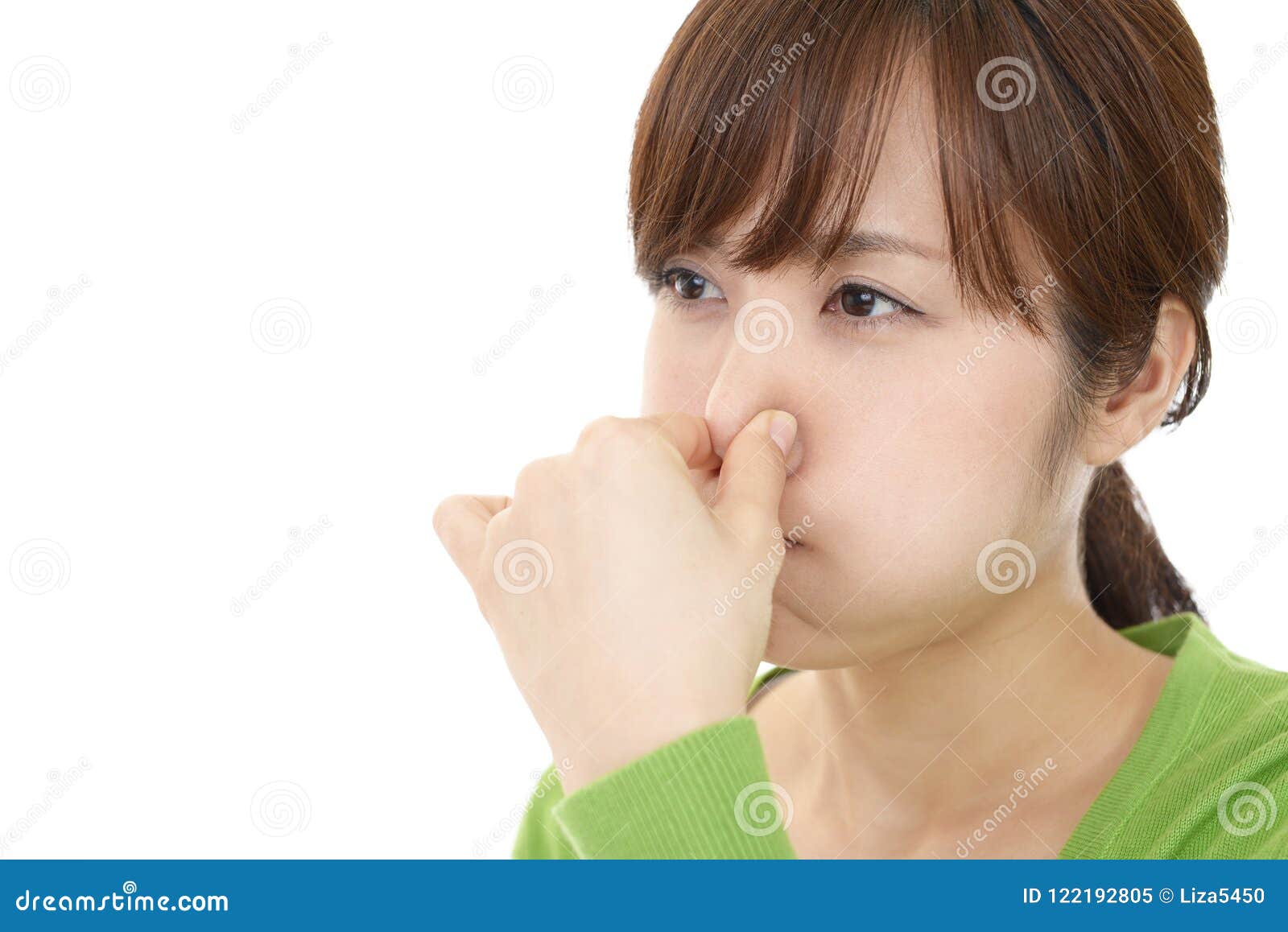 Affiner Son Nez Avec Une Pince La femme pince son nez image stock. Image du beauté - 122192805