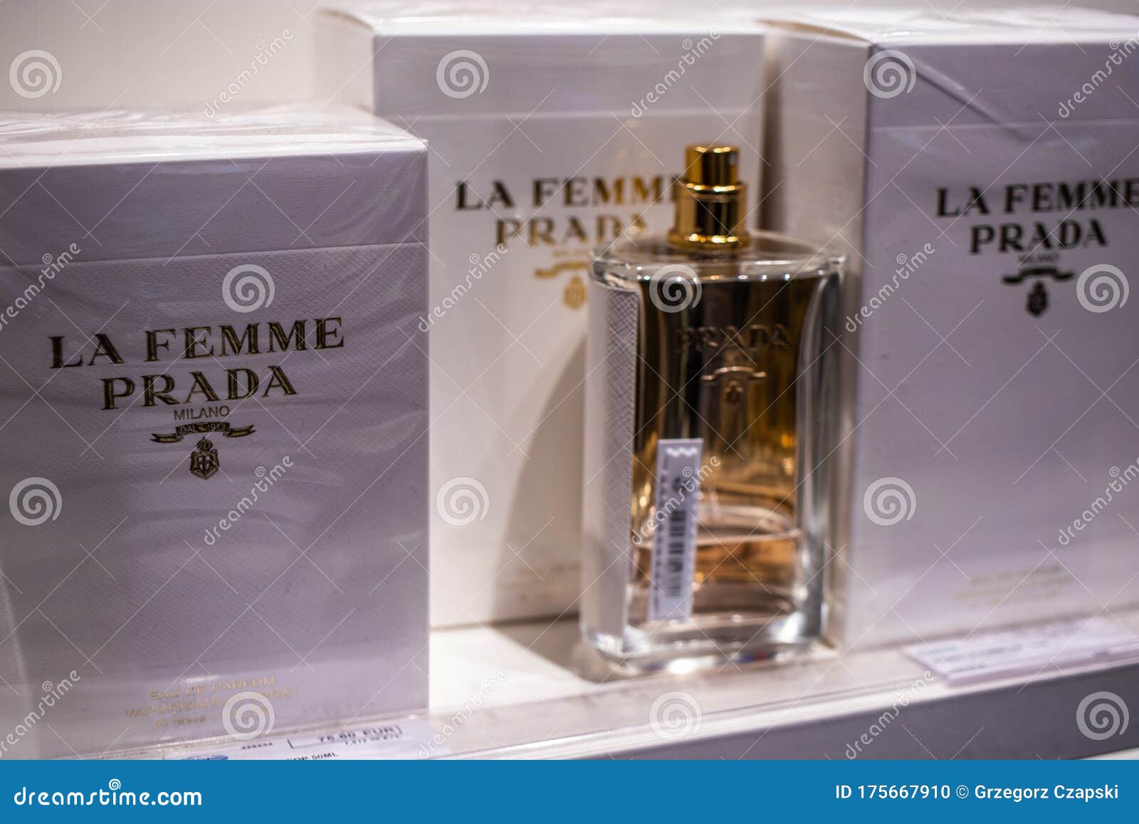 La Femme Prada香水在商店展示上销售，由Prada Milano创造的香水编辑类图片- 图片包括有显示, 方式: 175667910