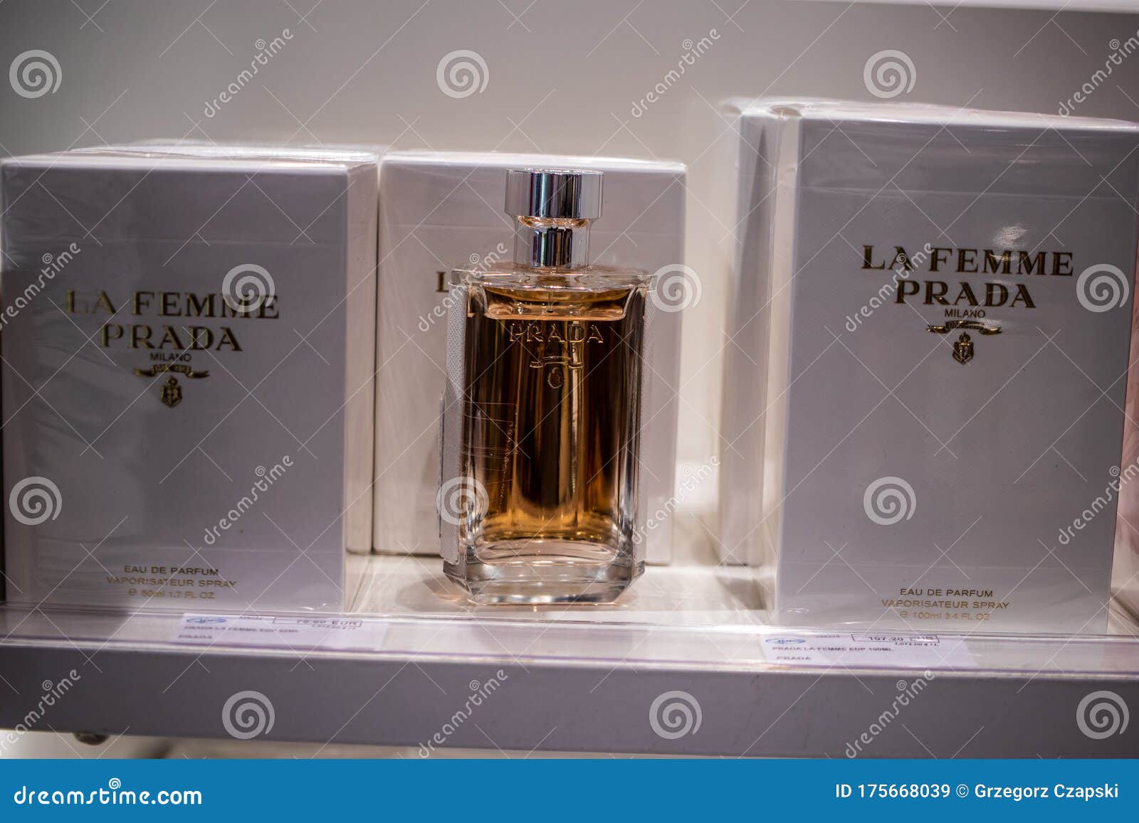 La Femme Prada香水在商店展示上销售，由Prada Milano创造的香水编辑类库存图片- 图片包括有气味, 礼品: 175668039
