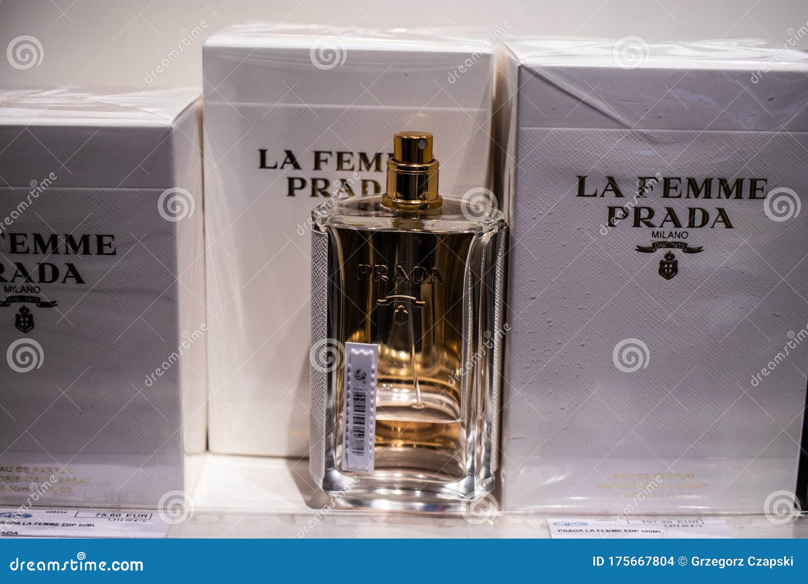 Gezicht omhoog Makkelijk te lezen Heiligdom La Femme Prada Perfume on the Shop Display for Sale, Fragrance Created by  Prada Milano Editorial Stock Image - Image of liquid, light: 175667804