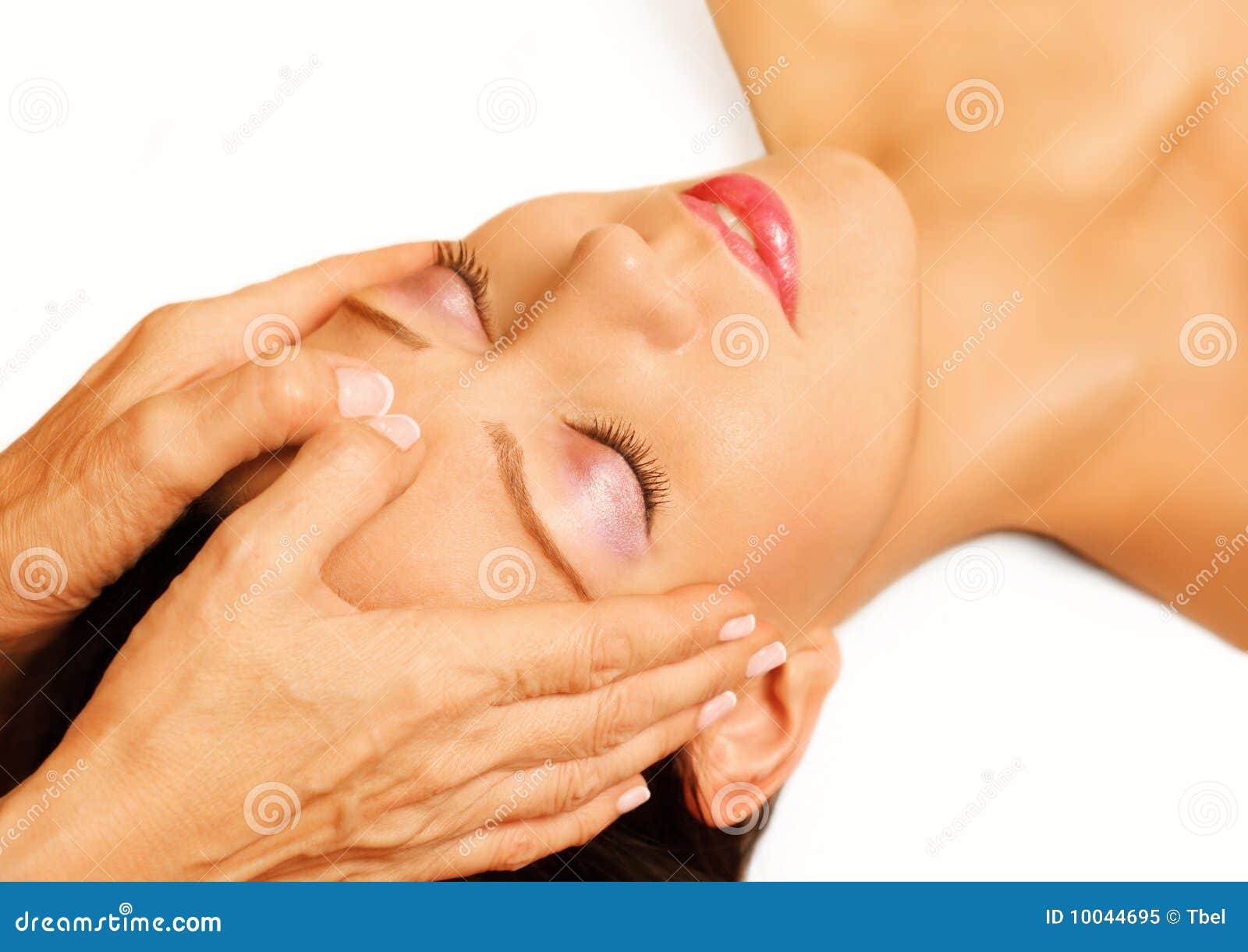 La Femme Se Trouvant Obtient Le Massage Reiki Image Stock Image Du Mensonge Massage 10044695