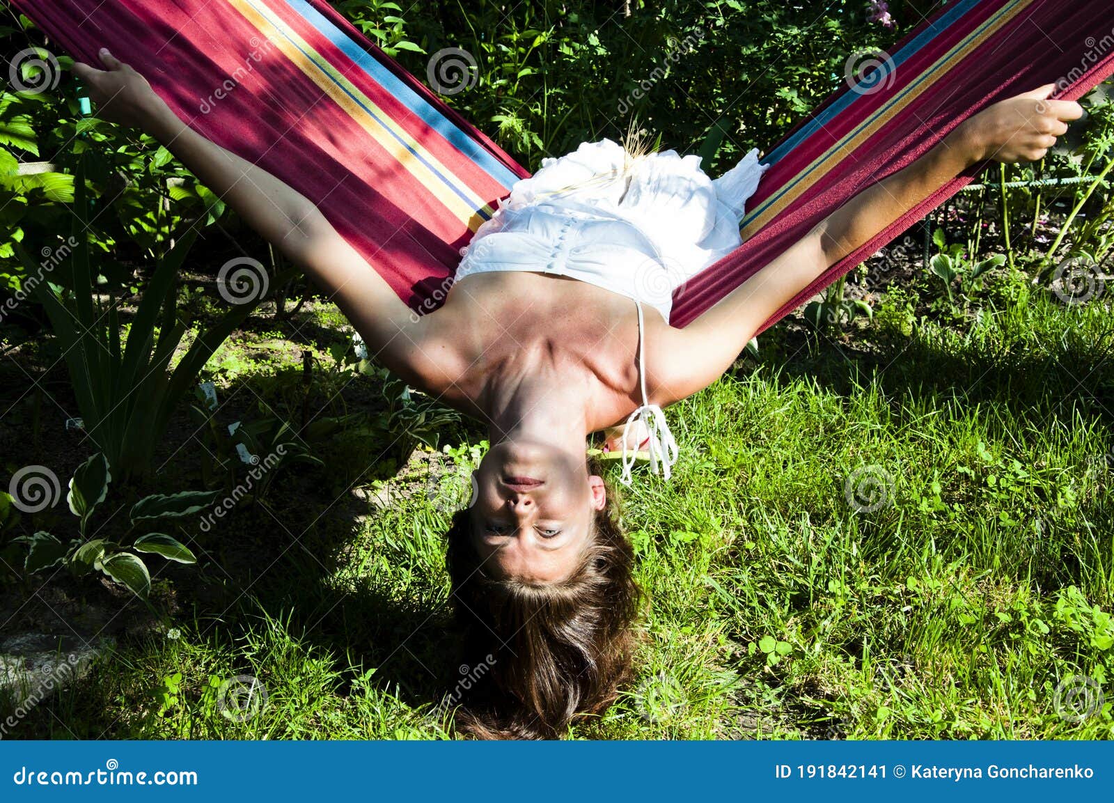 La femme sensuelle se détendent sur le hamac. Fille sexy reposant sur le hamac. Repos et activité d'été. Vacances d'été. La jeune femme se trouve dans le hamac. Fille à la robe du caucase. Prise de sieste pour des vacances à la plage