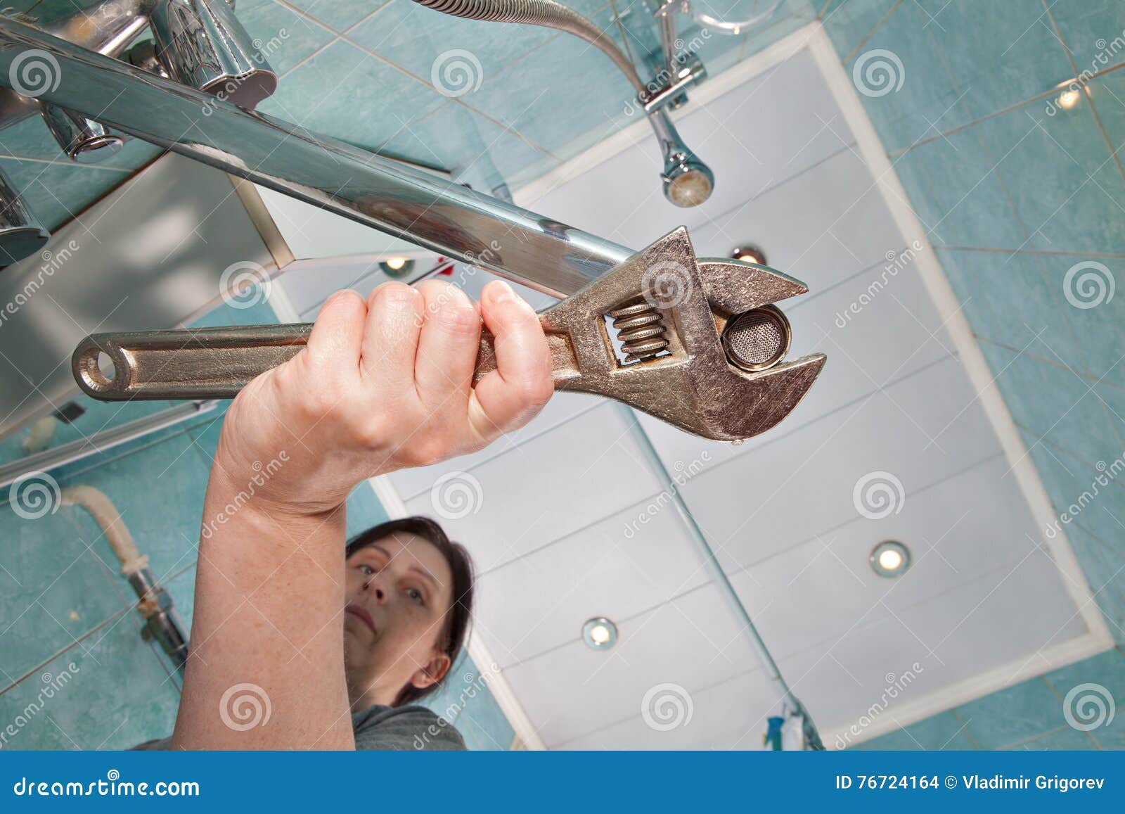 La Femme Serre Le Robinet D'aérateur D'écrou, Utilisant La Clé De Singe  Photo stock - Image du aérateur, serrez: 76724164