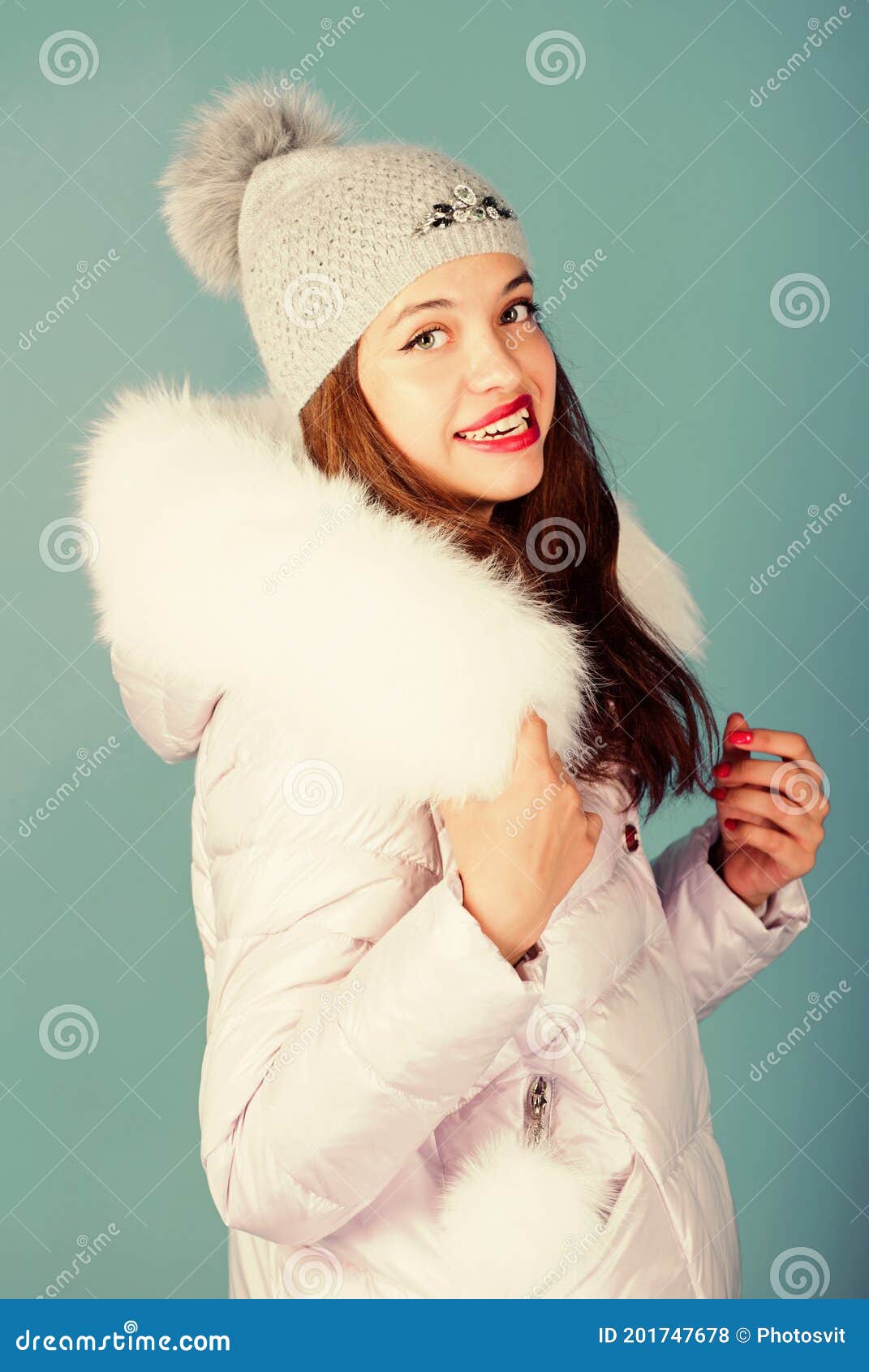 Mode Jolie Femme En Tenue D'hiver élégante Avec Bonnet Tricoté Avec Veste  Et Jean Bleu à L'extérieur. Style Décontracté Féminin