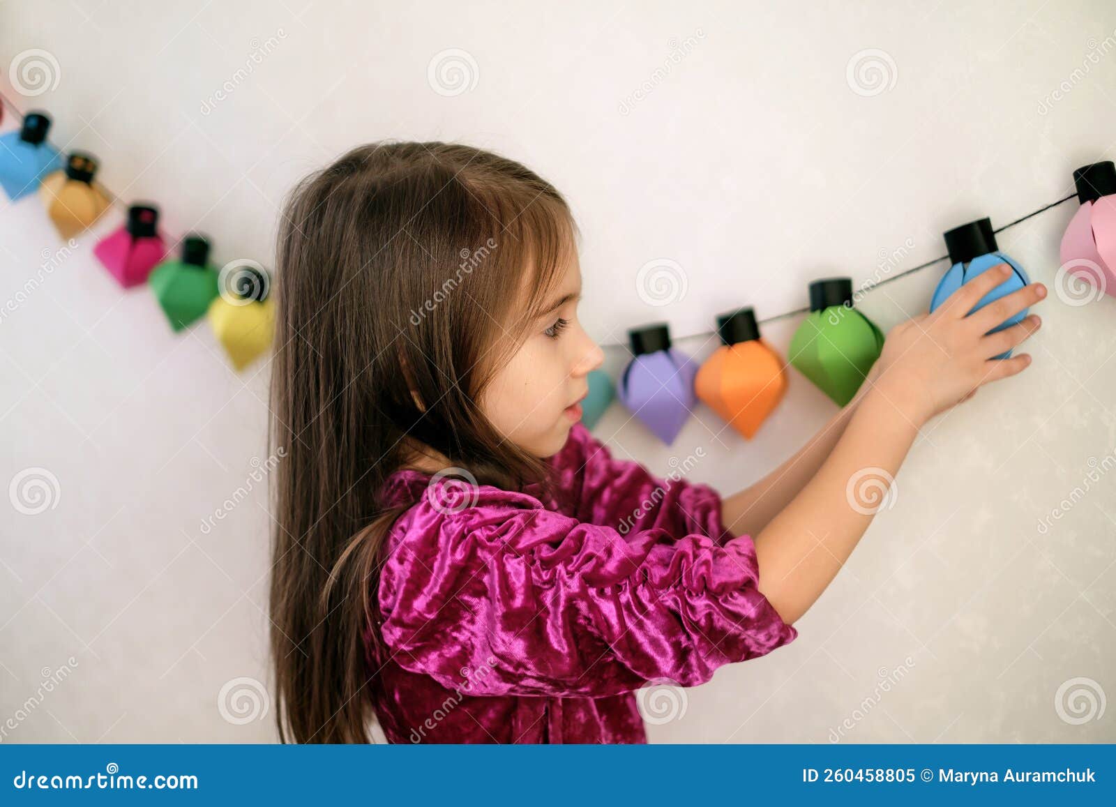 La Fille Accroche Au Mur Une Guirlande De Papier Artisanale. Image