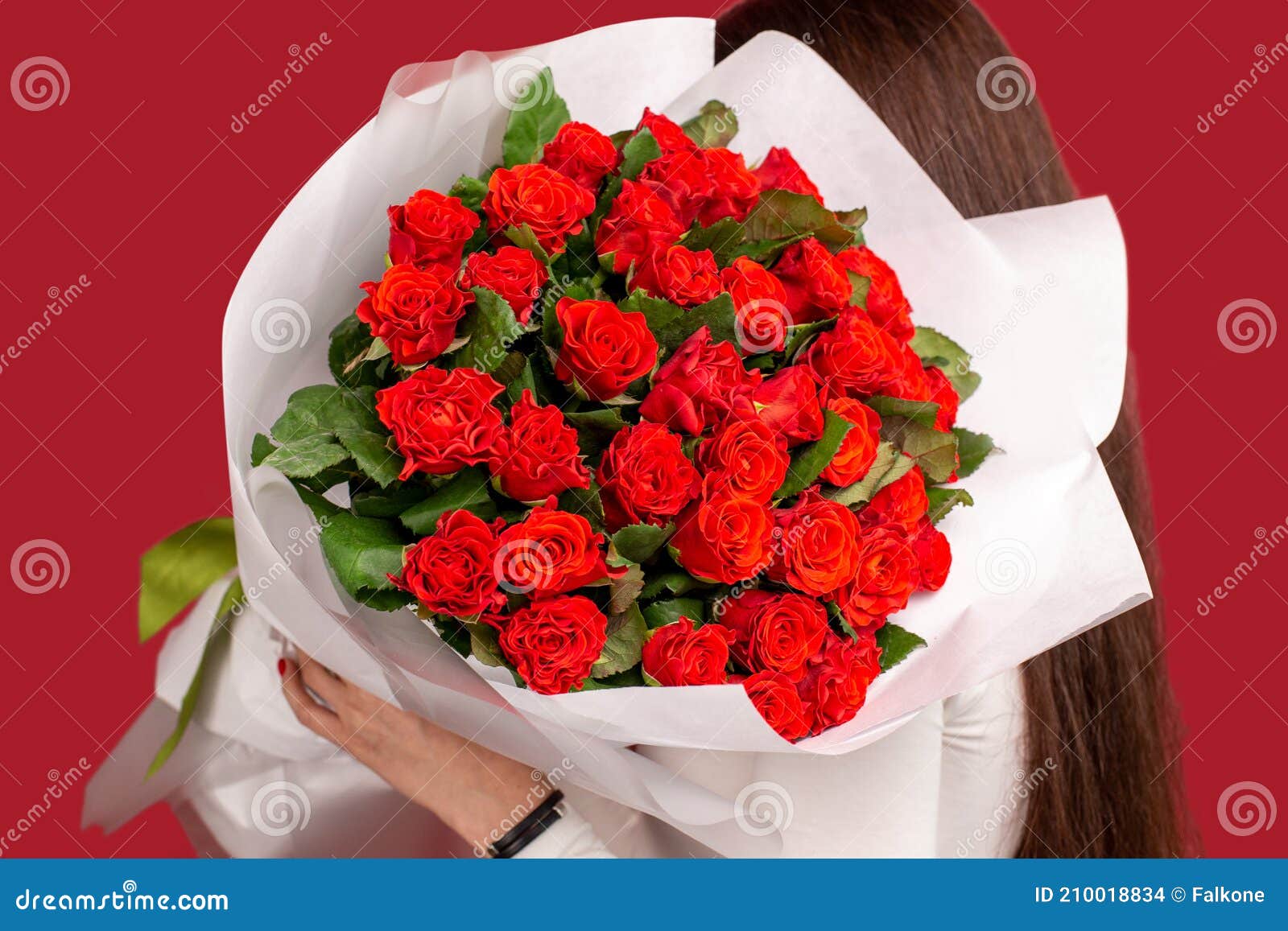 La Fille Au Gros Bouquet De Roses De Fleurs Sur Son épaule Photo stock -  Image du dame, femelle: 210018834