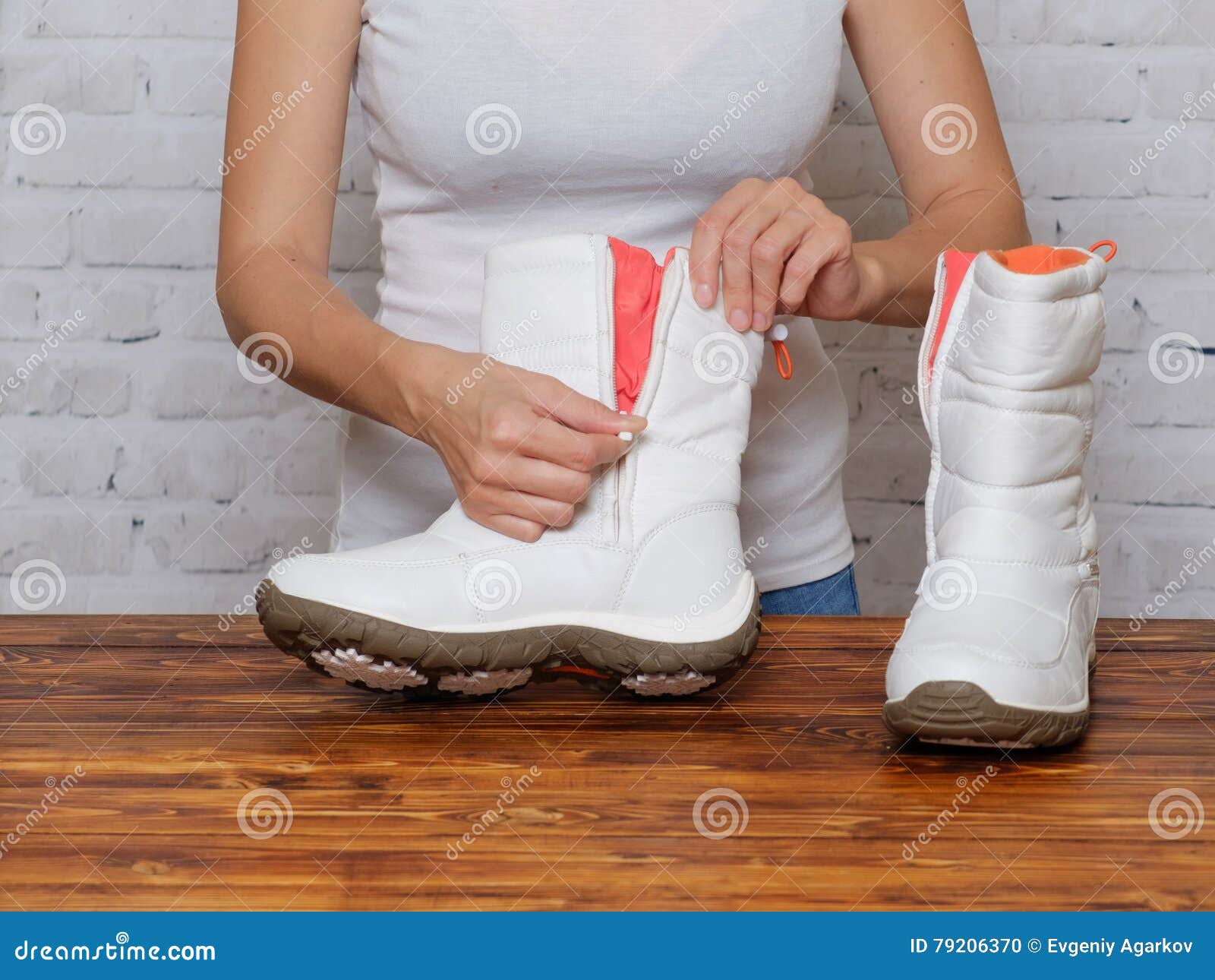 La Fille Défait La Fermeture éclair De La Tirette Sur Les Nouvelles Bottes  Photo stock - Image du beau, vêtement: 79206370