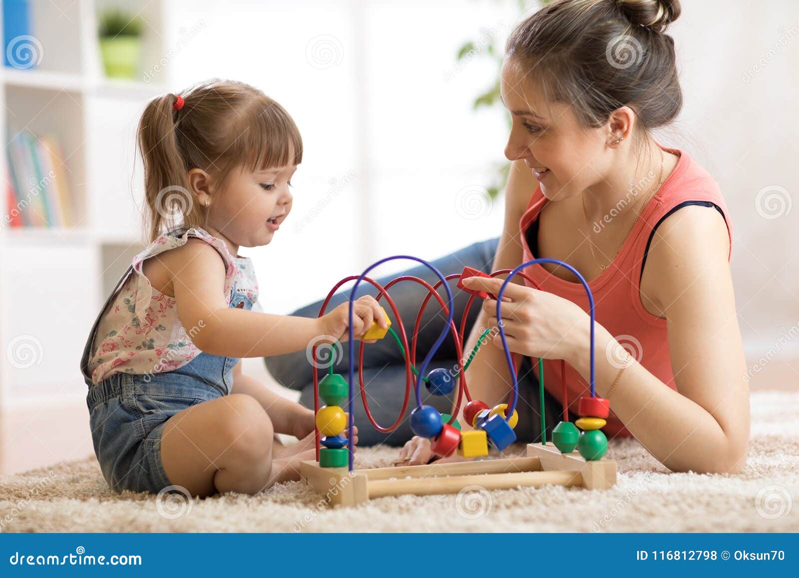 Bébé Jouant Avec Le Jouet éducatif Dans La Crèche Photo stock