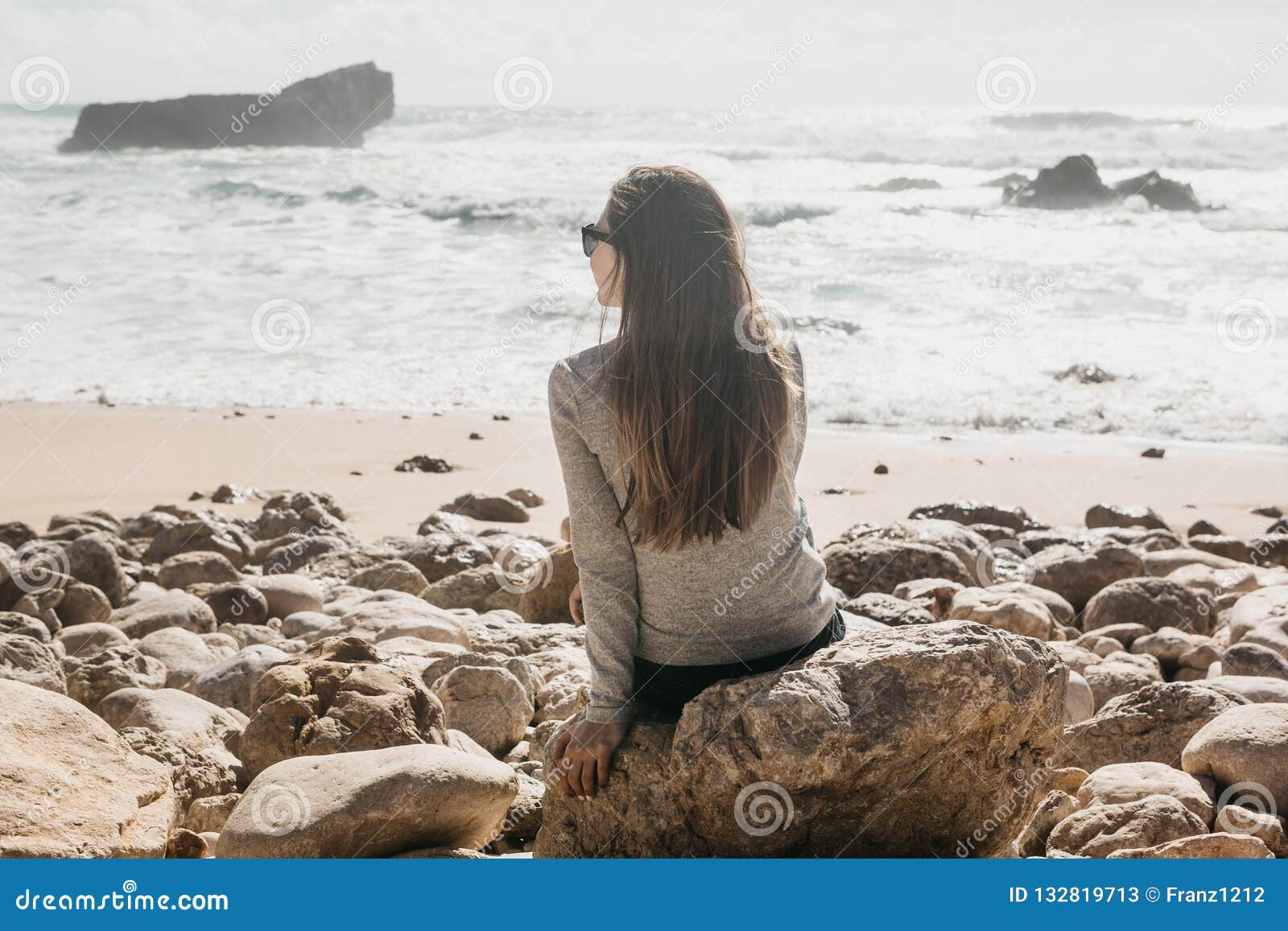 La Fille Dans La Solitude Admire Une Belle Vue De L Ocean Atlantique Image Stock Image Du Solitaire Reste