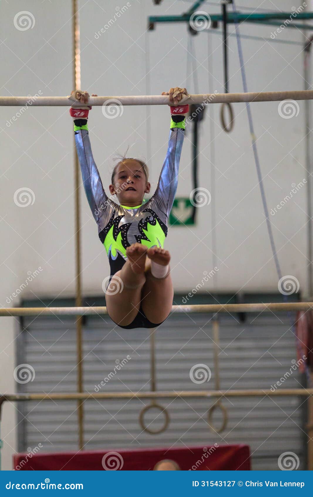 La Fille De Gymnastique Barre L'effort Photographie éditorial - Image du  action, courage: 31543127