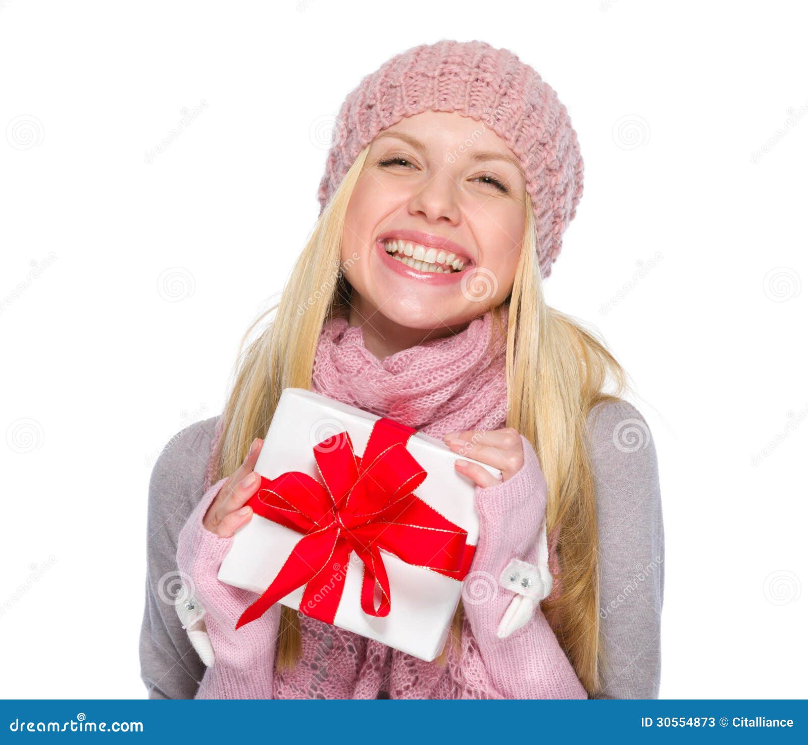 La fille de sourire en hiver vêtx tenir la boîte actuelle. La fille de sourire en hiver vêtx juger la boîte actuelle d'isolement sur le blanc