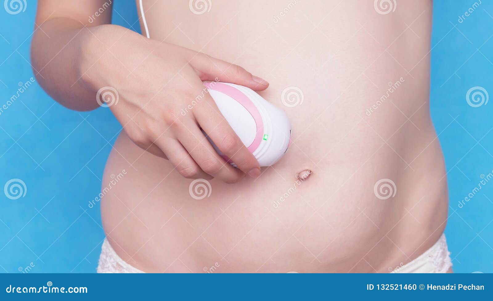 La Fille Enceinte écoute Le Battement De Coeur Du Bébé En Appliquant Un  Doppler Foetal à L'estomac, Plan Rapproché, Grossesse Photo stock - Image  du abdomen, naissance: 132521460