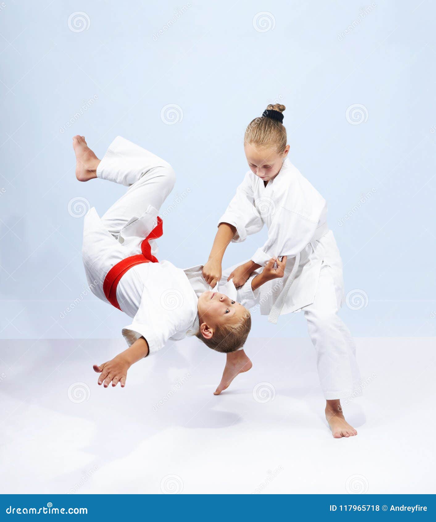 La Fille Et Le Garcon Forment Le Judo Photo Stock Image Du Patience Defense La Fille Et Le Garcon Forment Le Judo Photo Stock Image Du Patience Defense