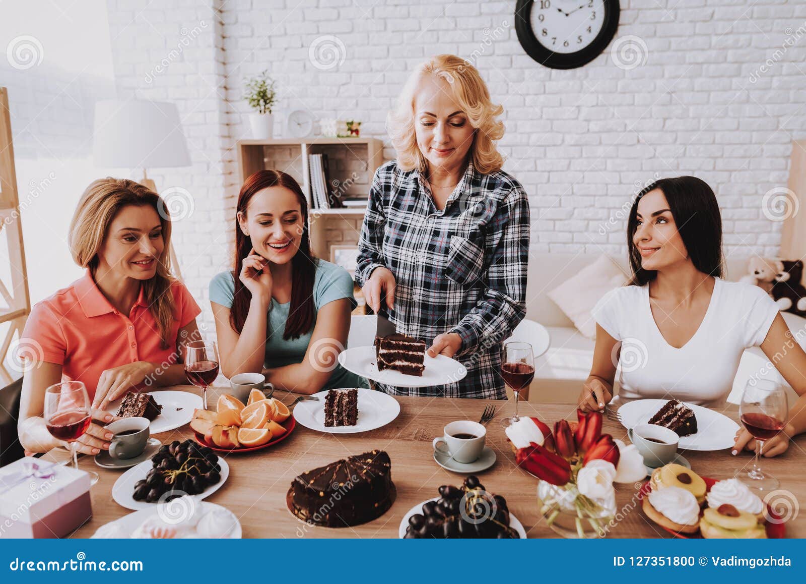 La Fille Heureuse Mangent Le Gateau Joyeux Anniversaire Pour Toute La Famille Photo Stock Image Du Anniversaire Toute La Fille Heureuse Mangent Le Gateau Joyeux Anniversaire Pour Toute La Famille Photo Stock Image Du Anniversaire Toute
