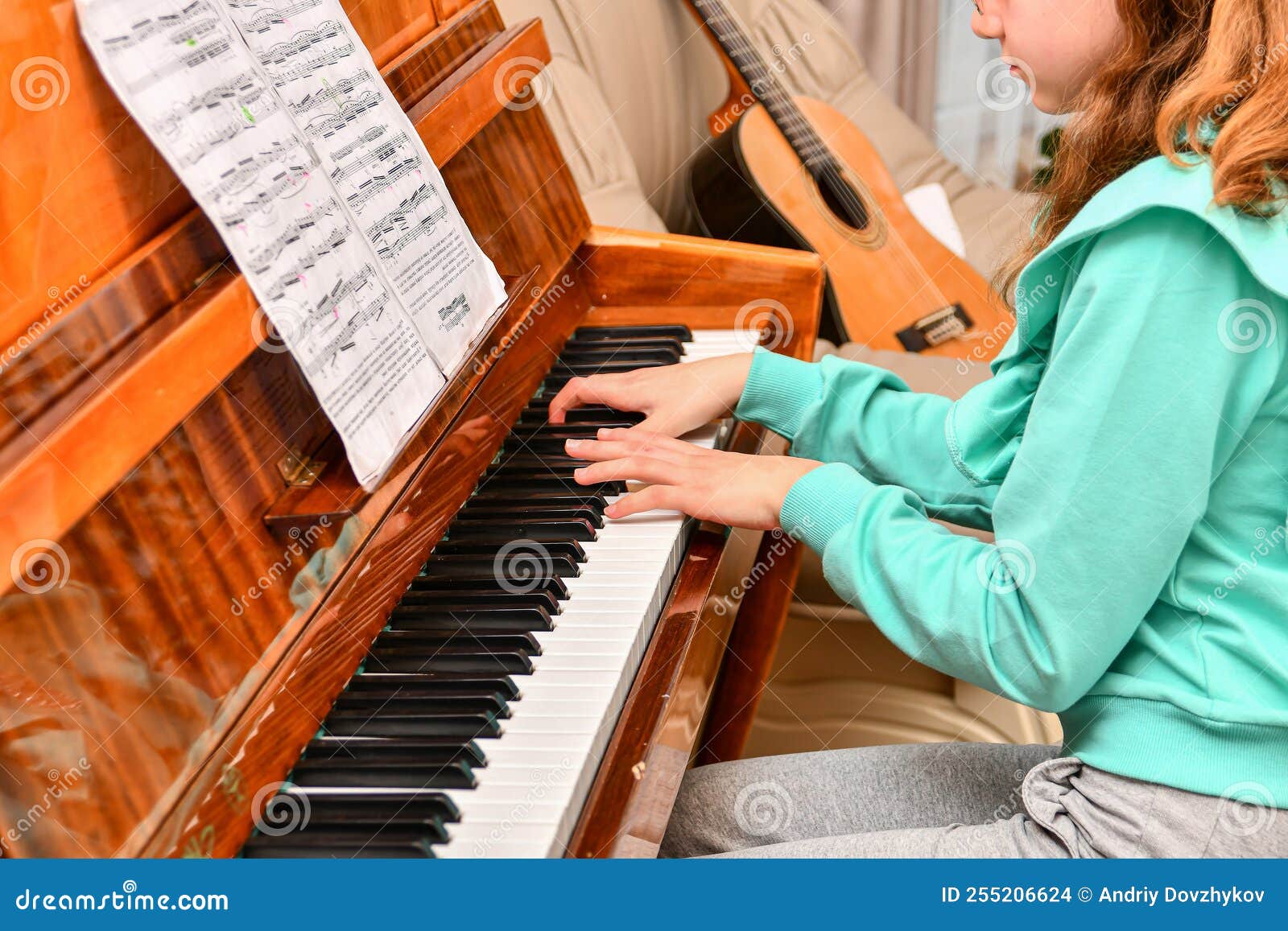 La Fille Joue Du Piano Selon Les Notes De L'école De Musique Photo stock -  Image du abstrait, asiatique: 255206624