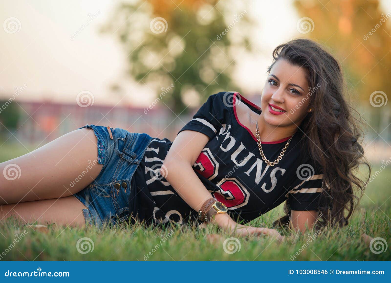 La Fille Sexy De Brune Avec Les Jeans De Port De Corps Sportif Court Circuite Mode De Rue De